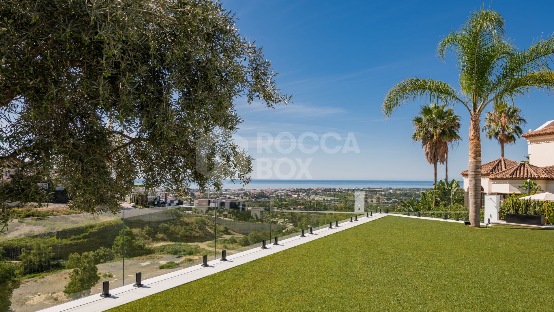 Villa with Panoramic, Mountain and Sea Views in La Quinta Marbella