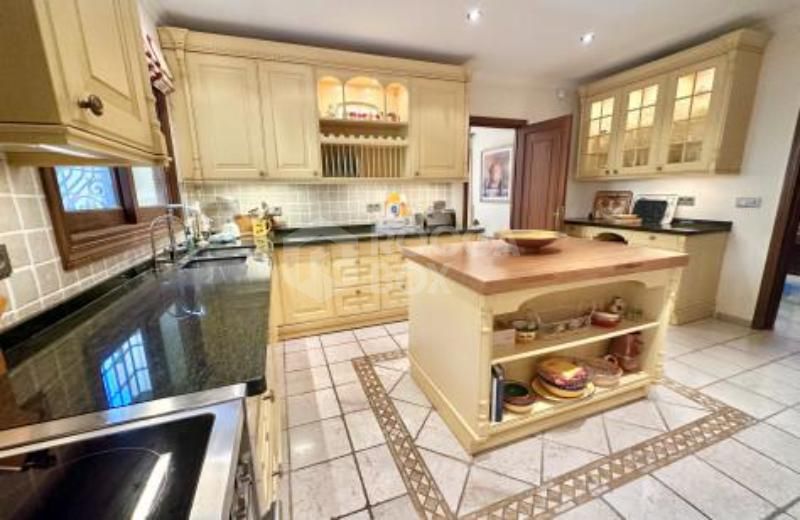 Villa for Sale in Benahavis
