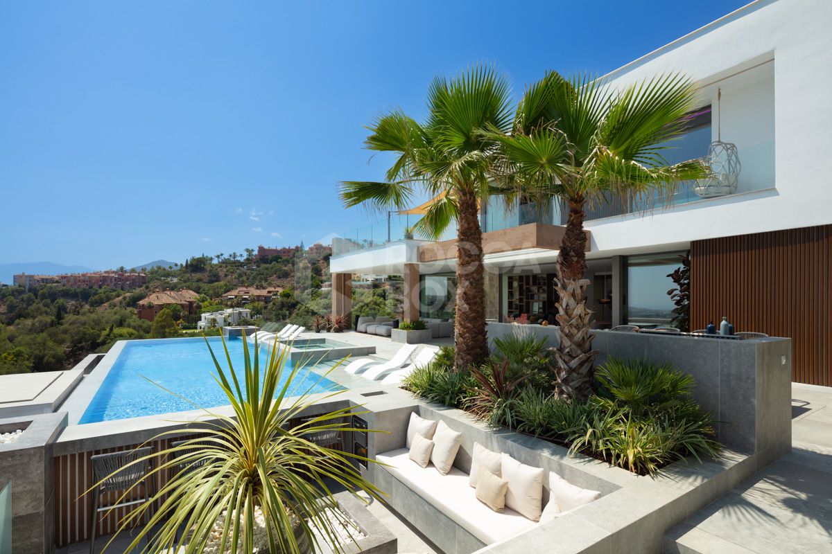 Modern Marvel of Luxury Living in La Quinta's Exclusive Hills