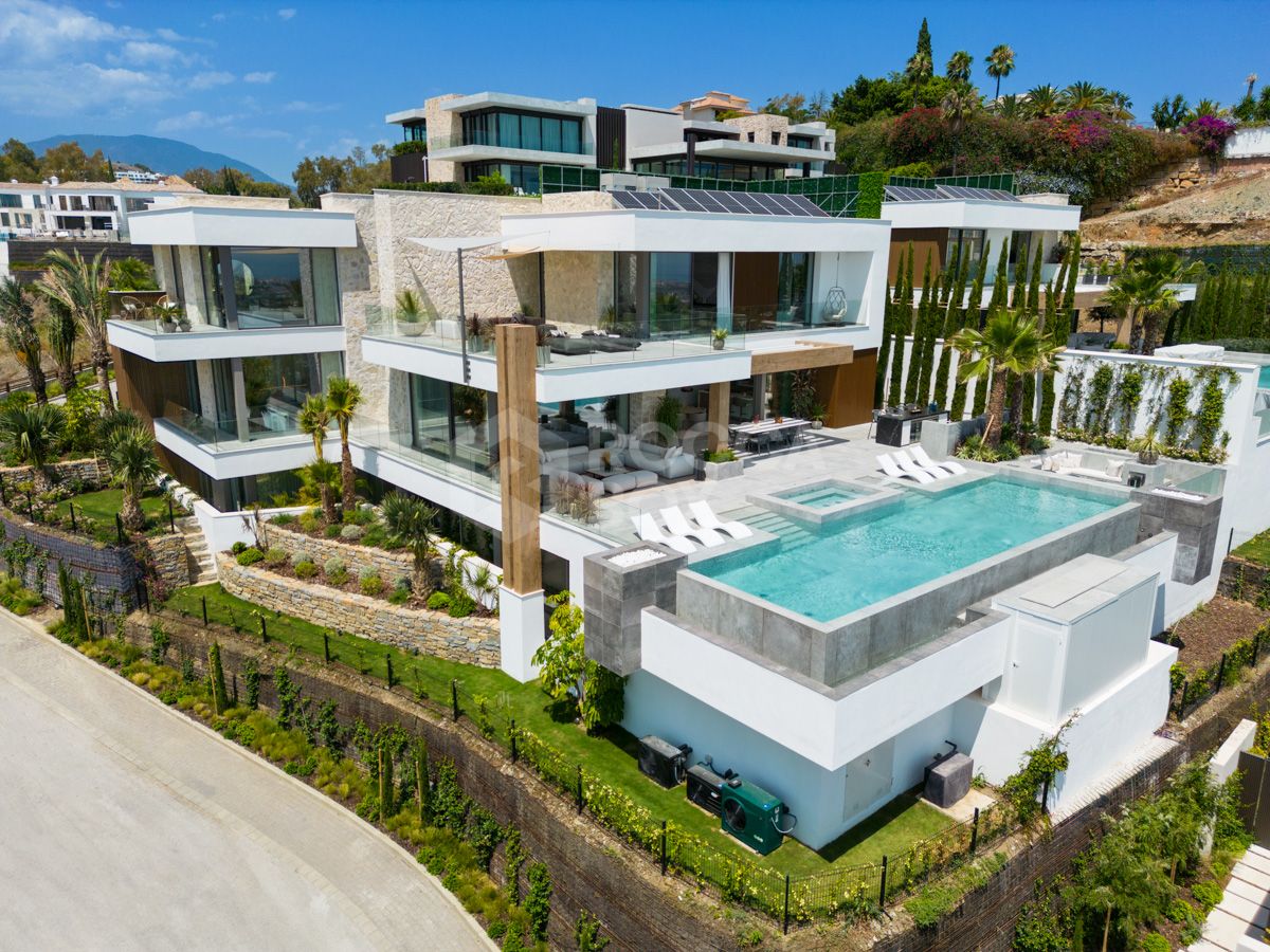 Modern Marvel of Luxury Living in La Quinta's Exclusive Hills