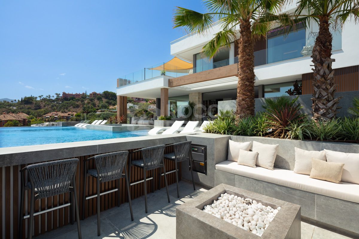 Modern Marvel of Luxury Living in La Quinta's Exclusive Hills