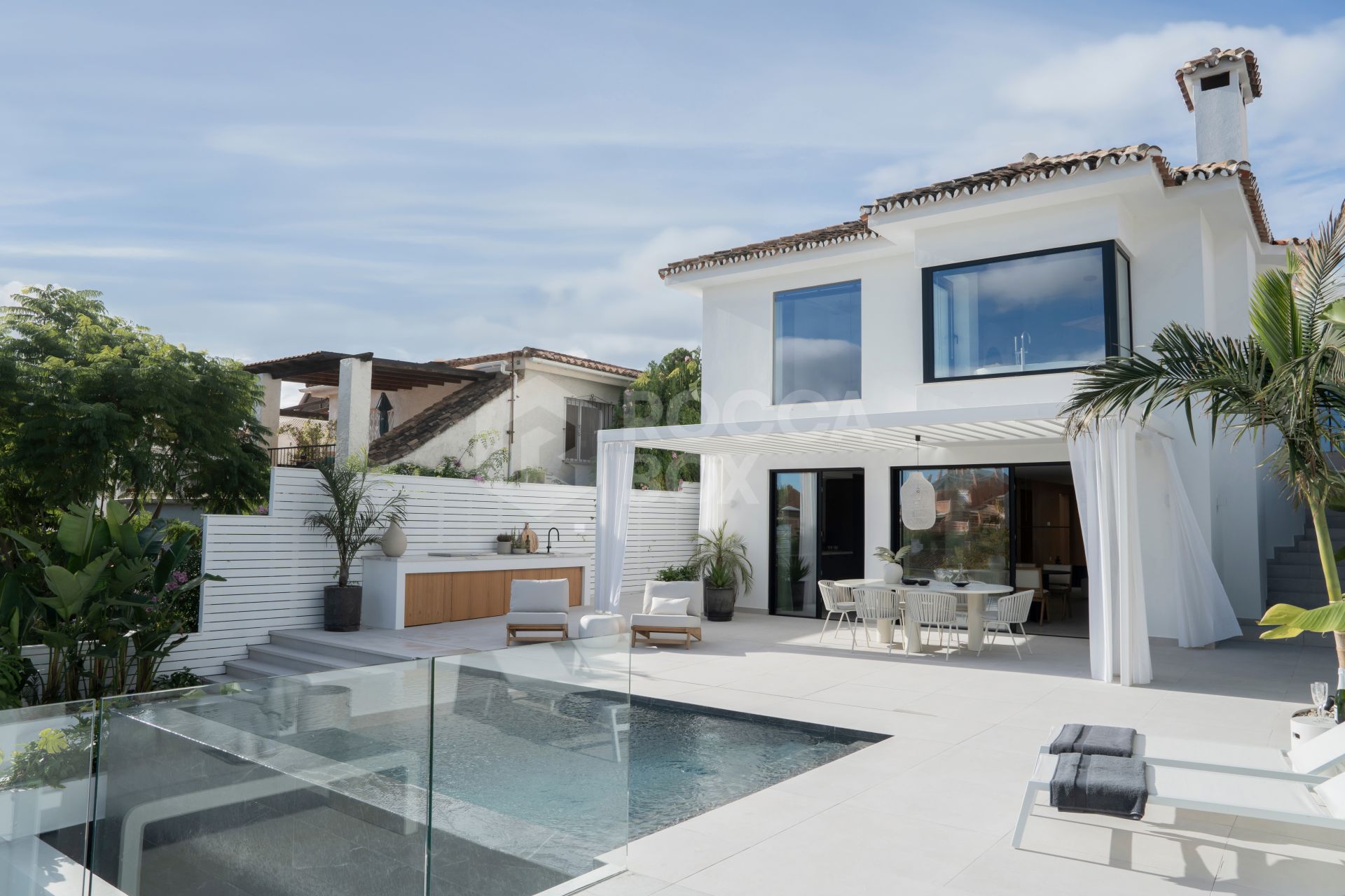 Exquisite 5-Bedroom Scandinavian Villa: A Haven of Elegance Steps from Puerto Banús