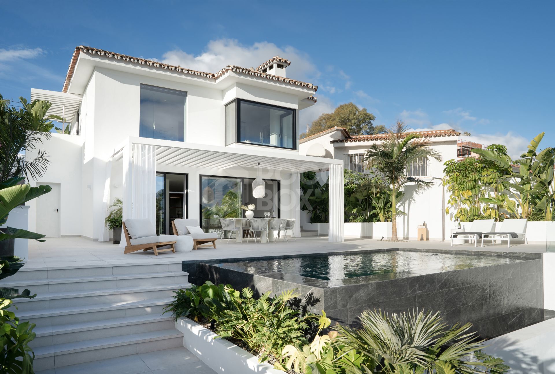 Exquisite 5-Bedroom Scandinavian Villa: A Haven of Elegance Steps from Puerto Banús