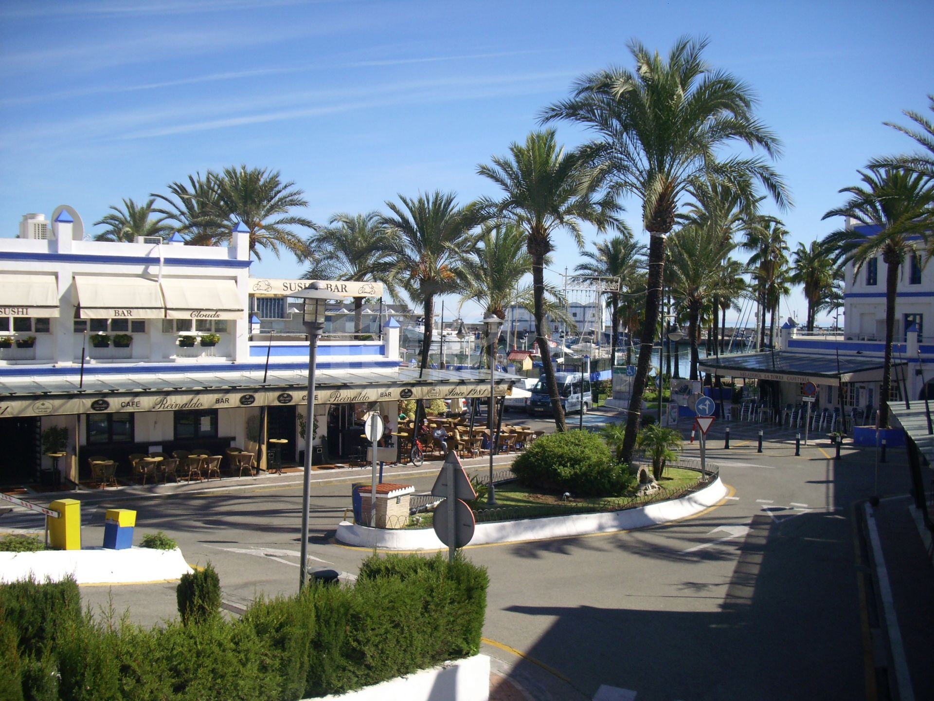 By the Mediterranean: Luxurious 4-Bedroom Apartment in Estepona