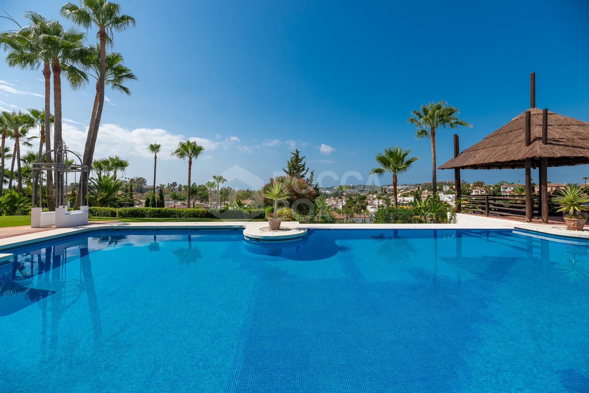 Exceptional 3 Bedroom Apartment in Nueva Andalucía: Luxury, Privileged Location and Sea Views