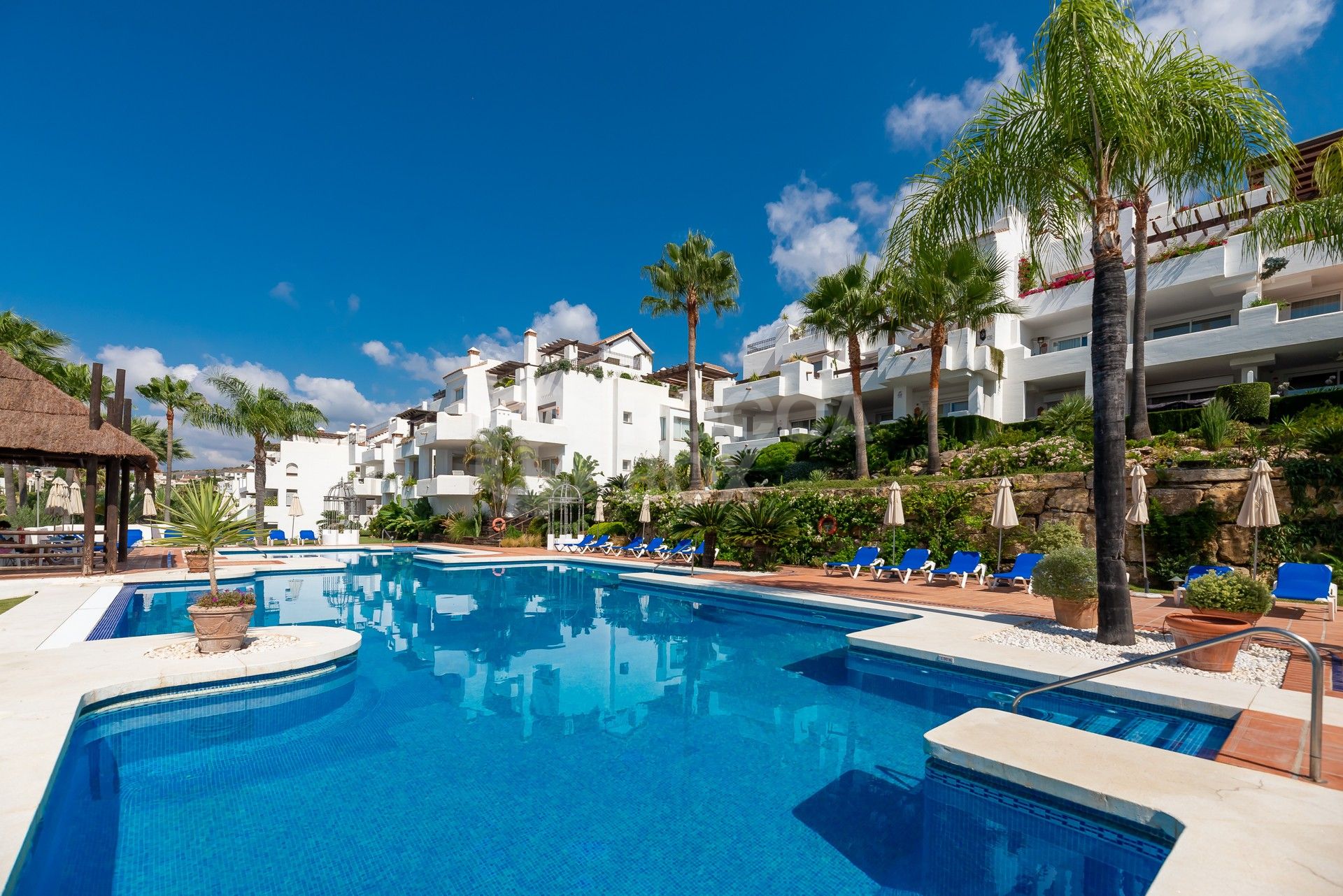 Exceptional 3 Bedroom Apartment in Nueva Andalucía: Luxury, Privileged Location and Sea Views