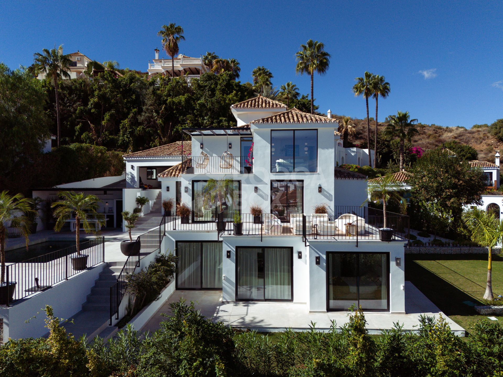 Sophisticated Elegance with Breathtaking Views: Villa in the Prestigious Golf Valley of Nueva Andalucía