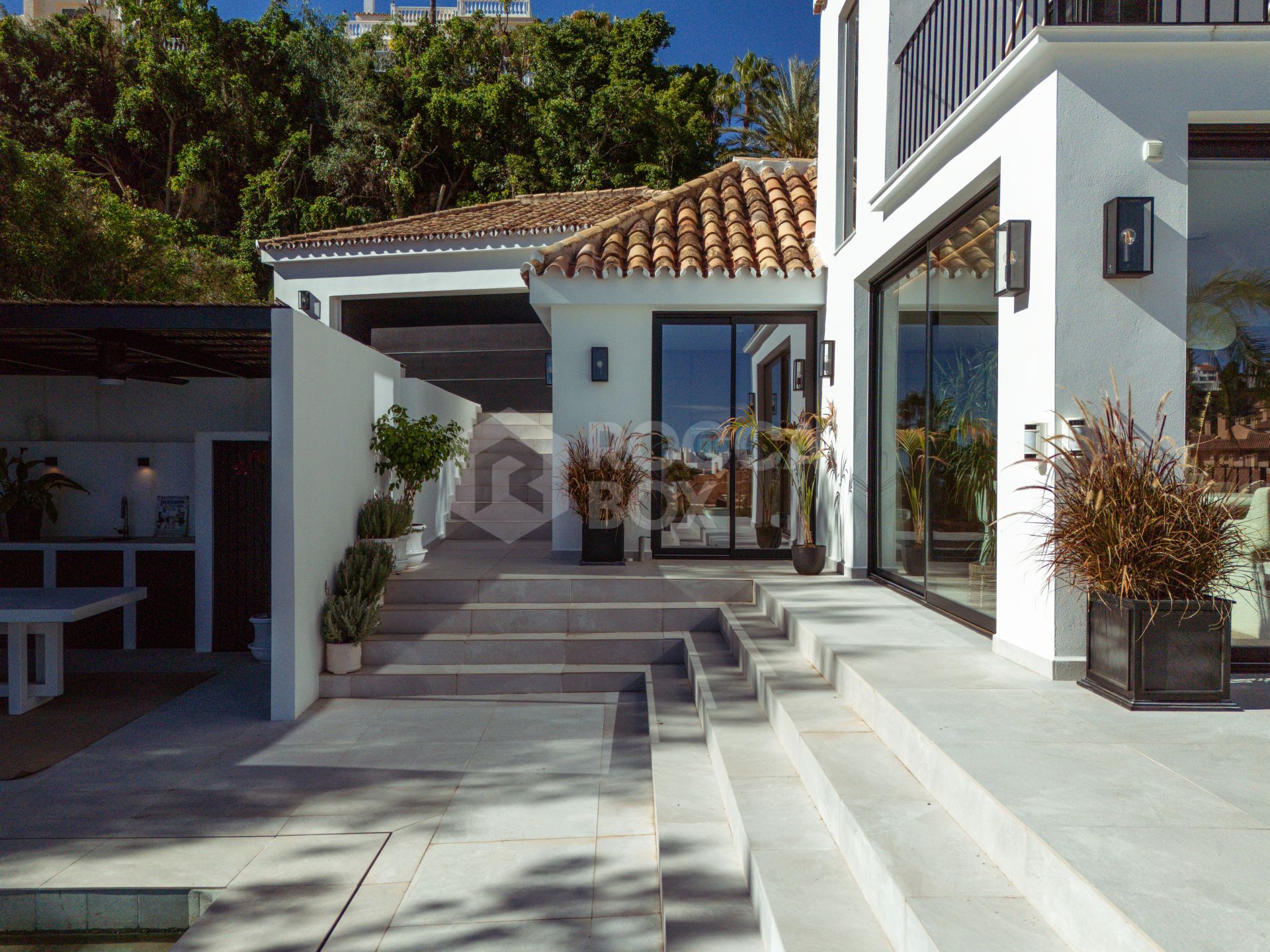 Sophisticated Elegance with Breathtaking Views: Villa in the Prestigious Golf Valley of Nueva Andalucía