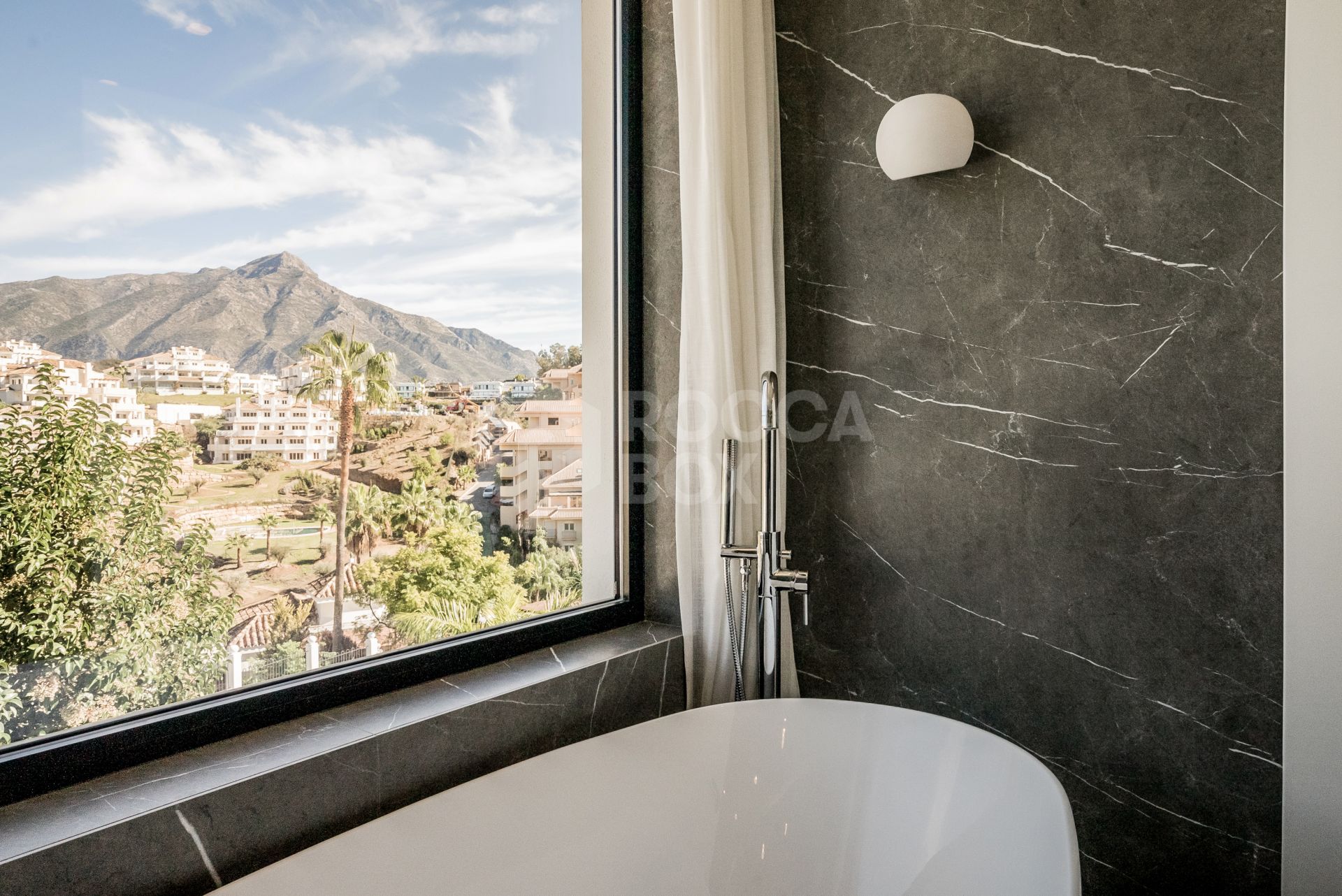 Sophisticated Elegance with Breathtaking Views: Villa in the Prestigious Golf Valley of Nueva Andalucía
