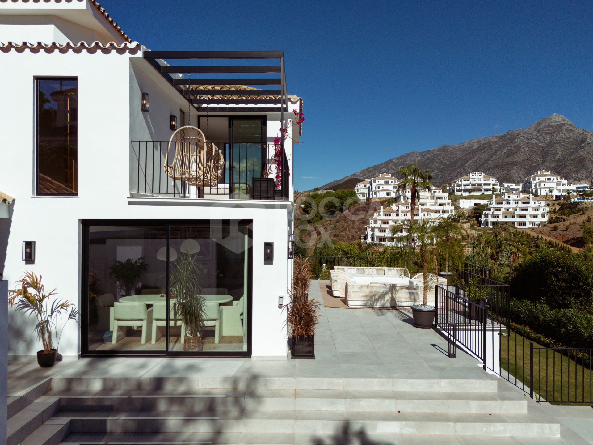 Sophisticated Elegance with Breathtaking Views: Villa in the Prestigious Golf Valley of Nueva Andalucía