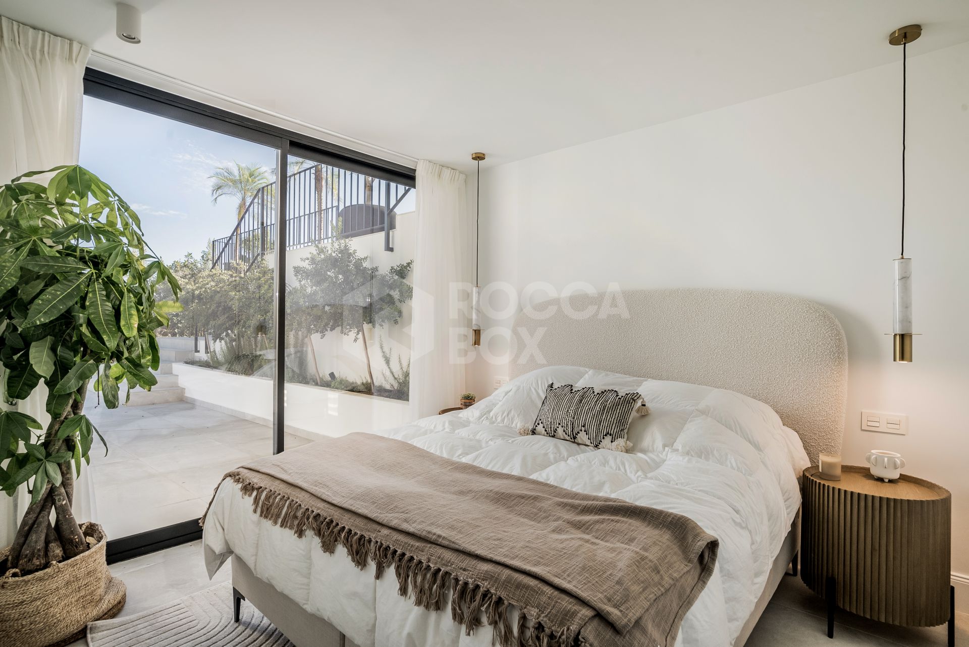 Sophisticated Elegance with Breathtaking Views: Villa in the Prestigious Golf Valley of Nueva Andalucía