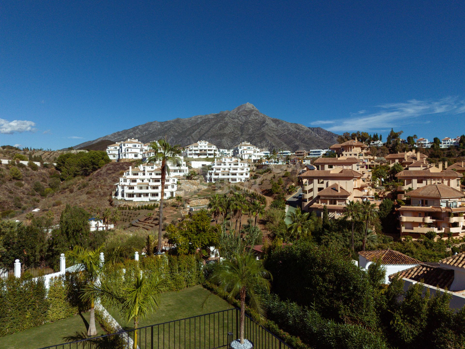 Sophisticated Elegance with Breathtaking Views: Villa in the Prestigious Golf Valley of Nueva Andalucía