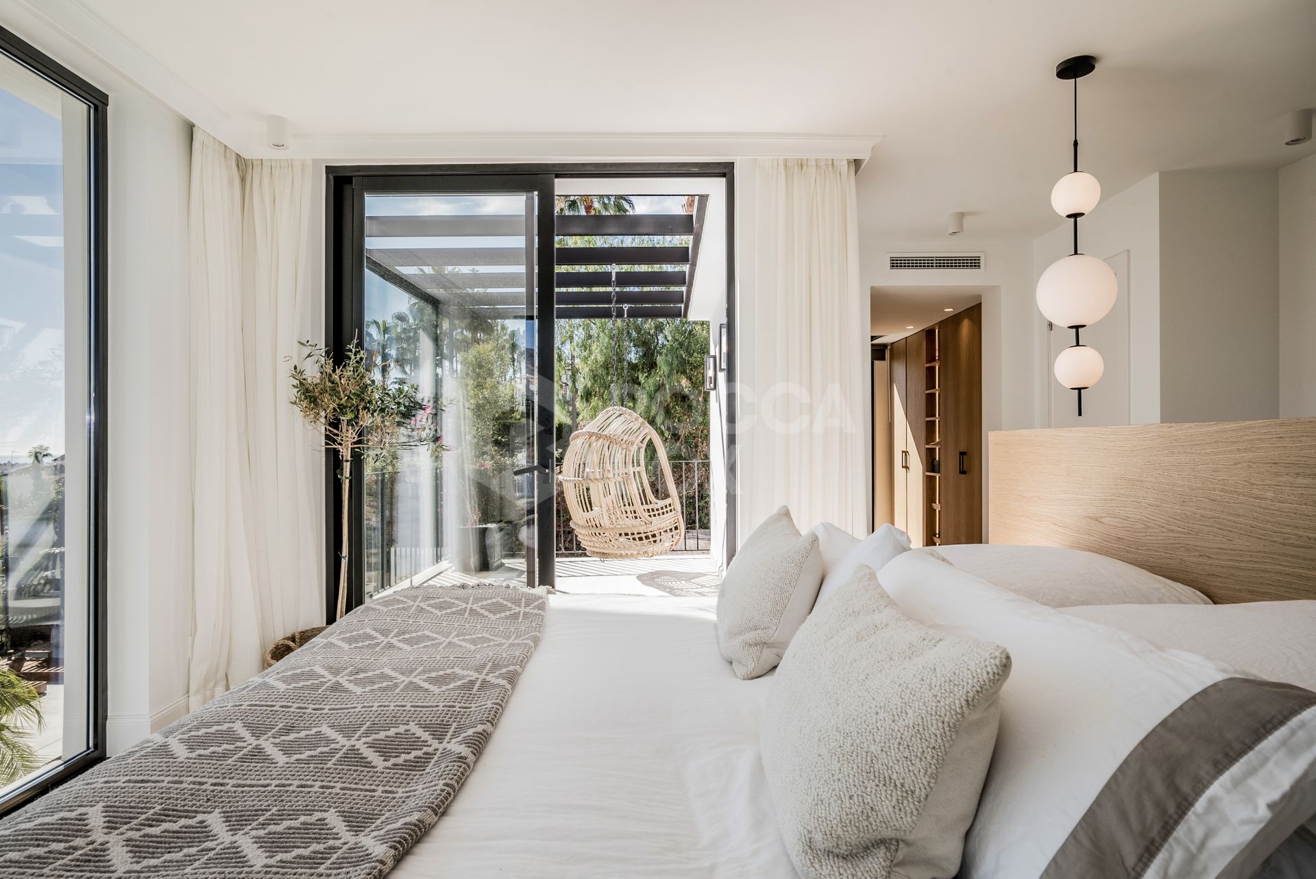 Sophisticated Elegance with Breathtaking Views: Villa in the Prestigious Golf Valley of Nueva Andalucía