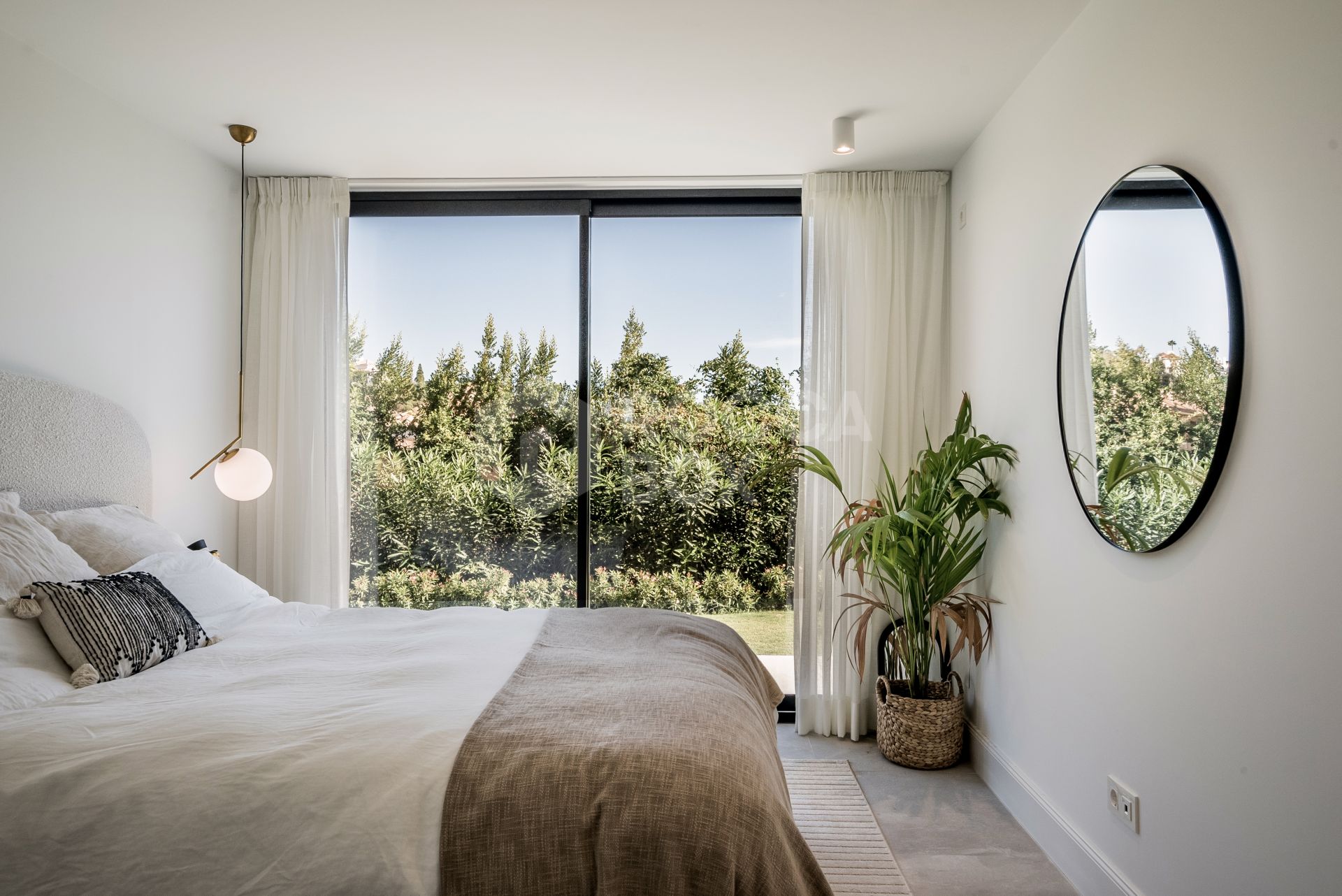 Sophisticated Elegance with Breathtaking Views: Villa in the Prestigious Golf Valley of Nueva Andalucía