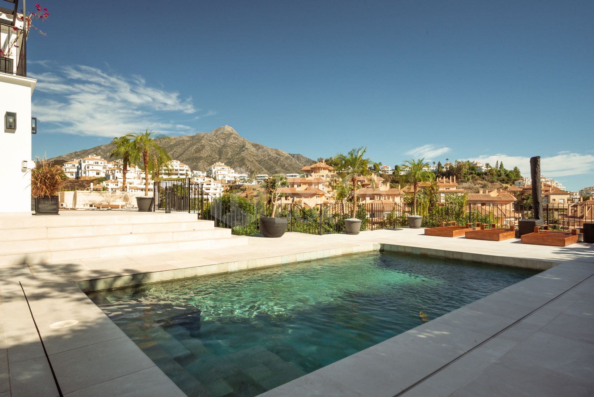 Sophisticated Elegance with Breathtaking Views: Villa in the Prestigious Golf Valley of Nueva Andalucía