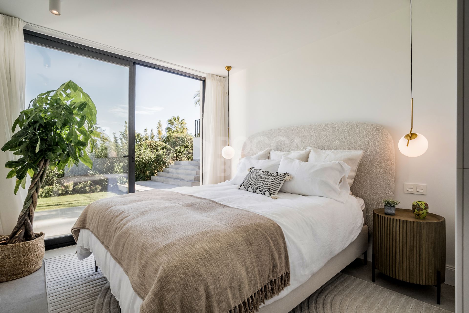 Sophisticated Elegance with Breathtaking Views: Villa in the Prestigious Golf Valley of Nueva Andalucía