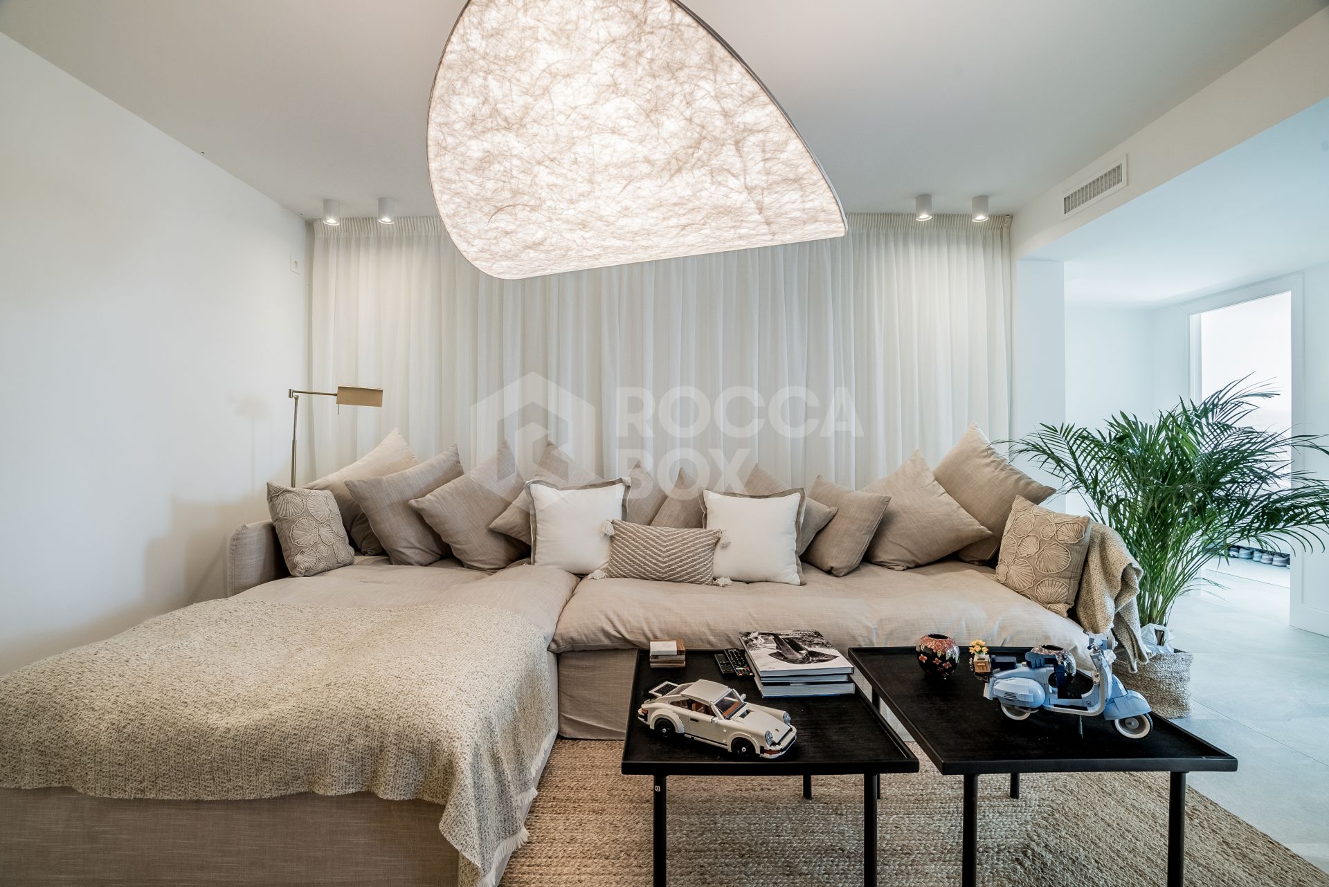 Sophisticated Elegance with Breathtaking Views: Villa in the Prestigious Golf Valley of Nueva Andalucía