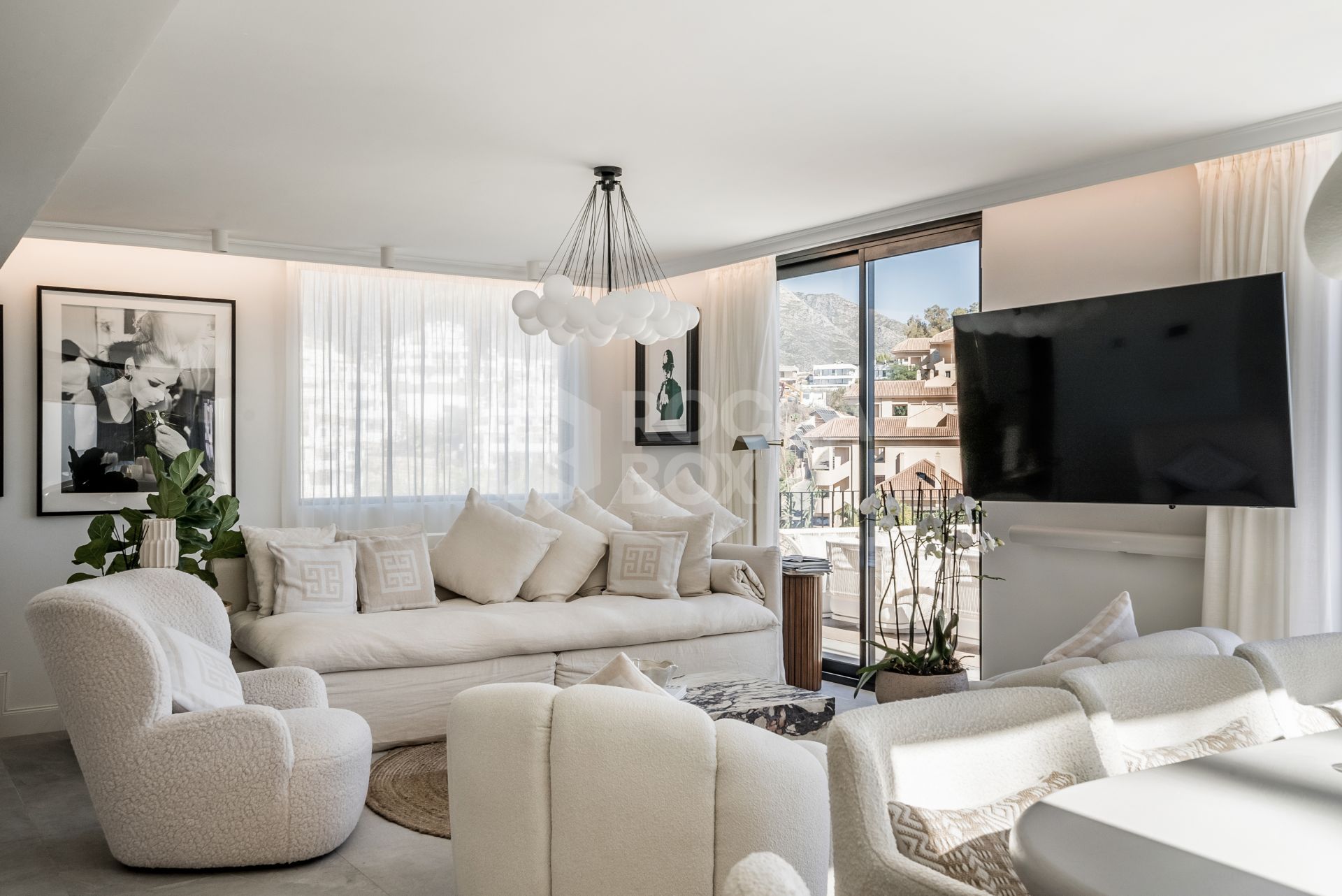 Sophisticated Elegance with Breathtaking Views: Villa in the Prestigious Golf Valley of Nueva Andalucía