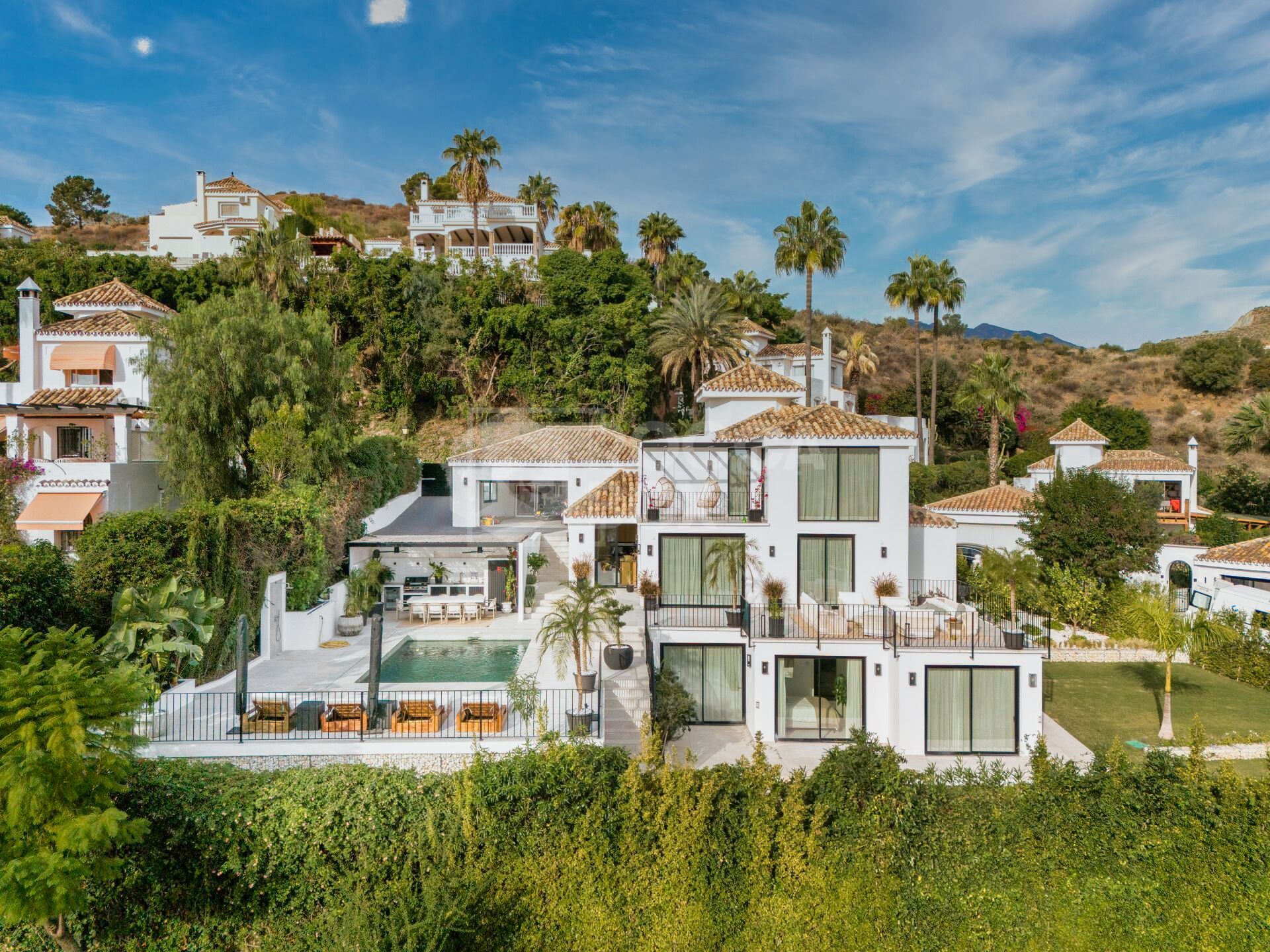 Sophisticated Elegance with Breathtaking Views: Villa in the Prestigious Golf Valley of Nueva Andalucía