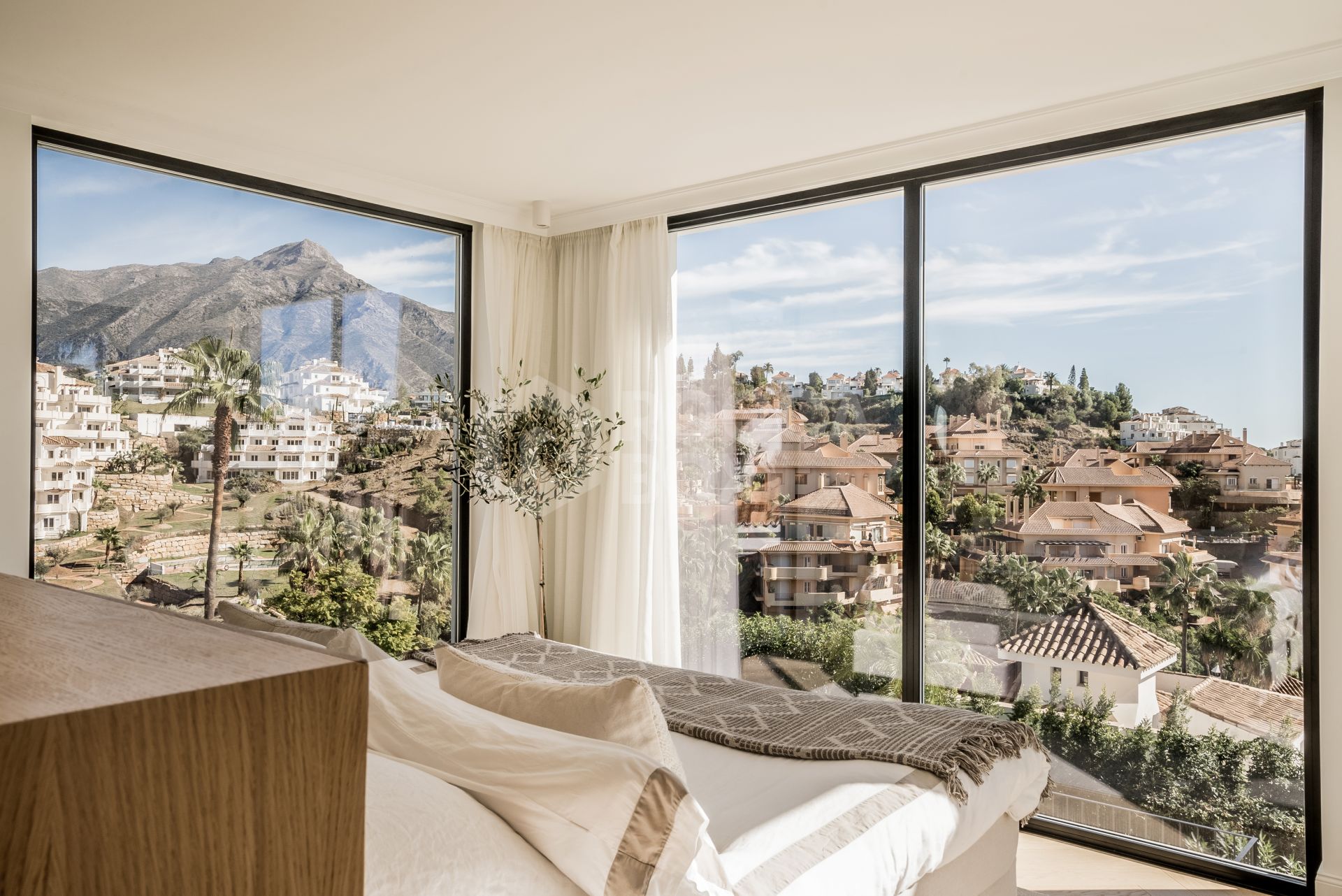 Sophisticated Elegance with Breathtaking Views: Villa in the Prestigious Golf Valley of Nueva Andalucía
