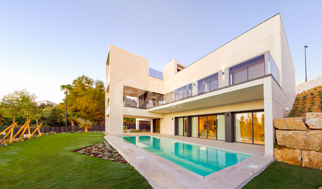 Modern Marvel in Benalmádena: A Contemporary Villa with Sea Views, Plunge Pool, and Unparalleled Elegance