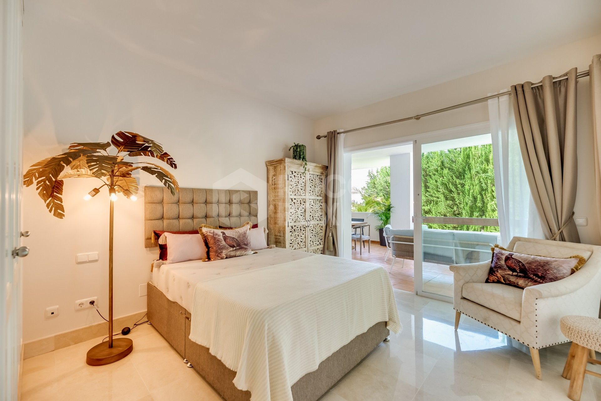 Exceptional 3 Bedroom Apartment in Nueva Andalucía: Luxury, Privileged Location and Sea Views