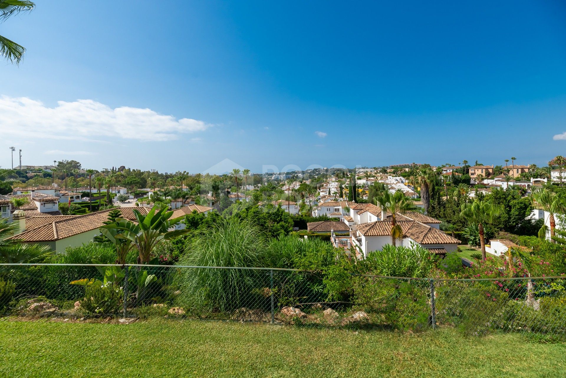 Exceptional 3 Bedroom Apartment in Nueva Andalucía: Luxury, Privileged Location and Sea Views