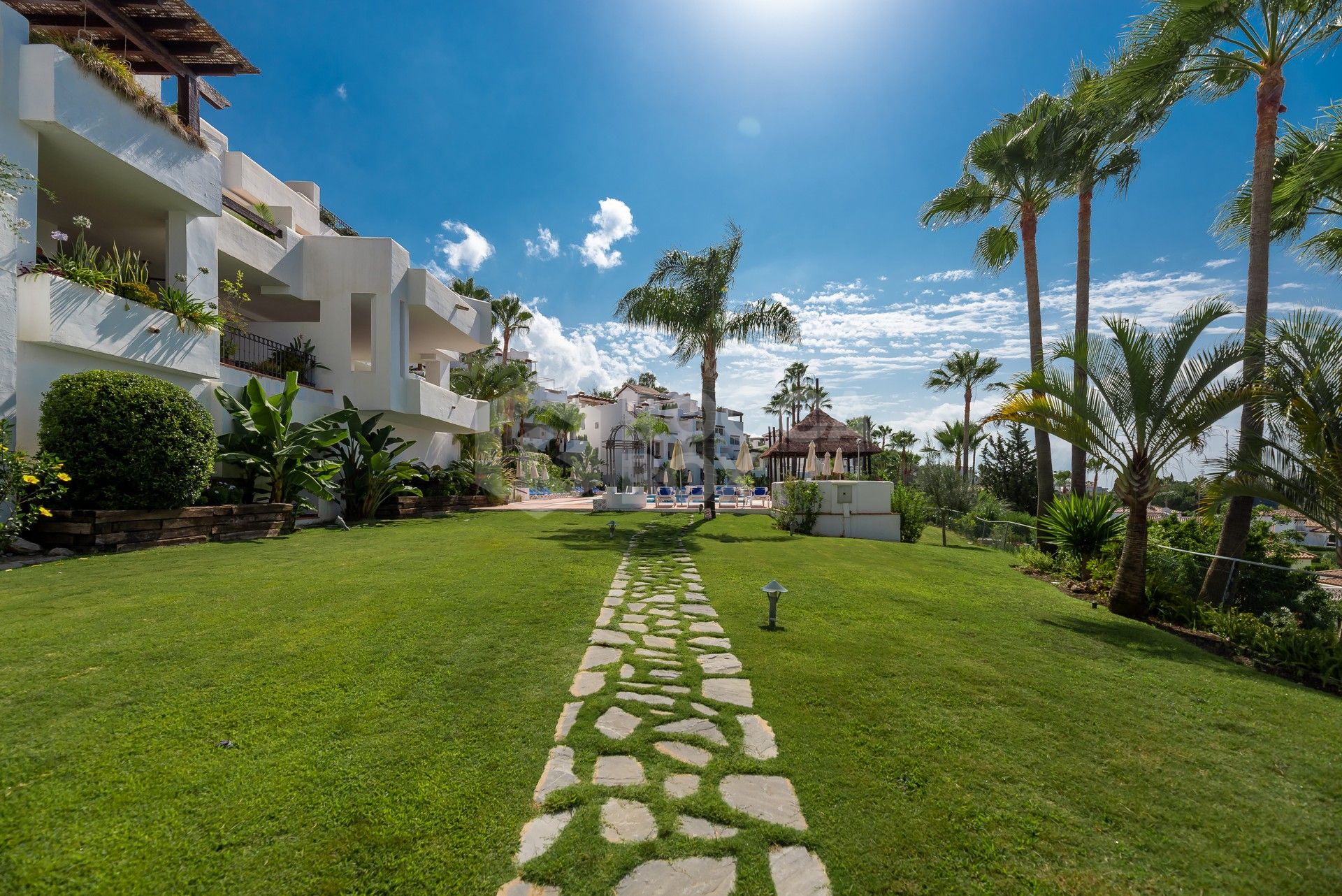 Exceptional 3 Bedroom Apartment in Nueva Andalucía: Luxury, Privileged Location and Sea Views