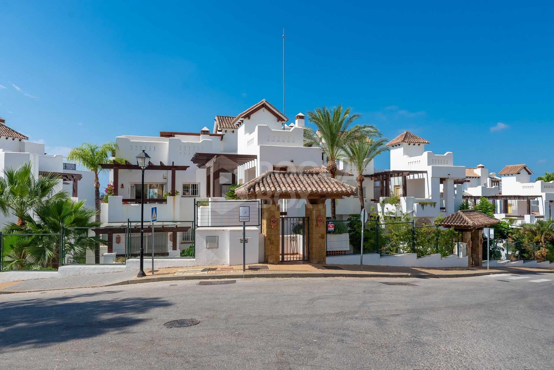 Exceptional 3 Bedroom Apartment in Nueva Andalucía: Luxury, Privileged Location and Sea Views