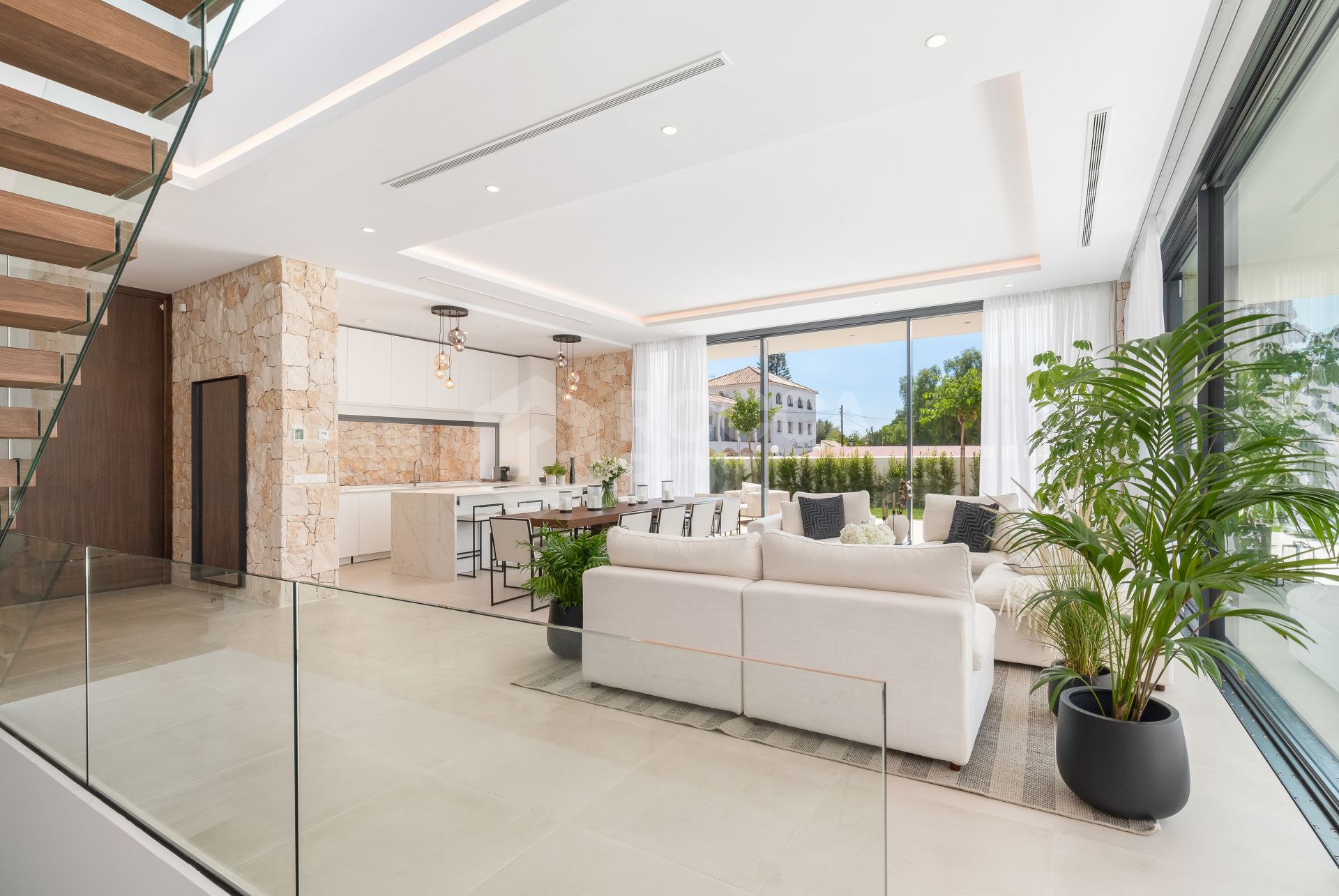 Golden Elegance: Luxurious Villa on the Marbella Golden Mile