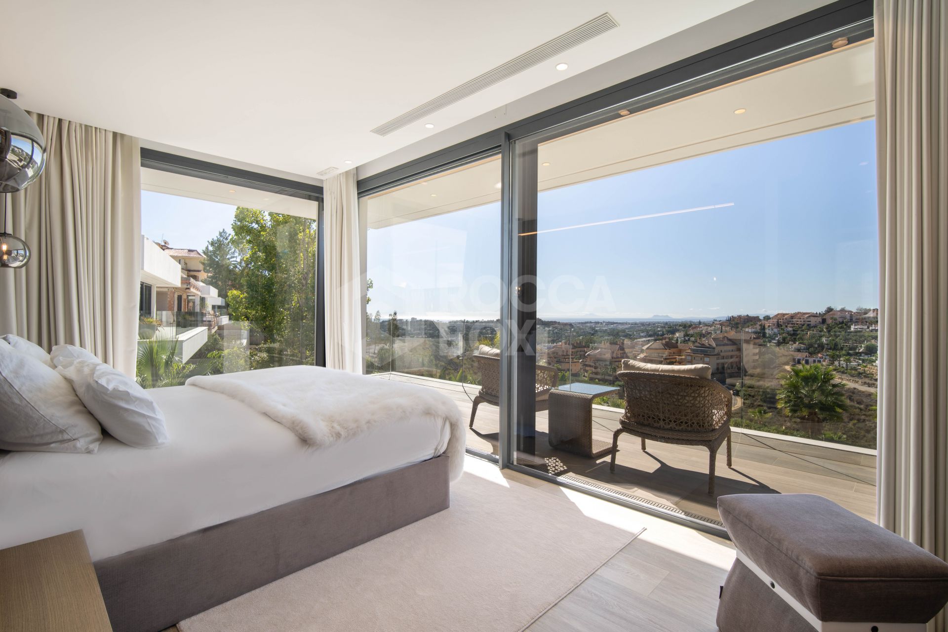 A Super Modern Marvel with Sweeping Panoramic Views in Nueva Andalucía