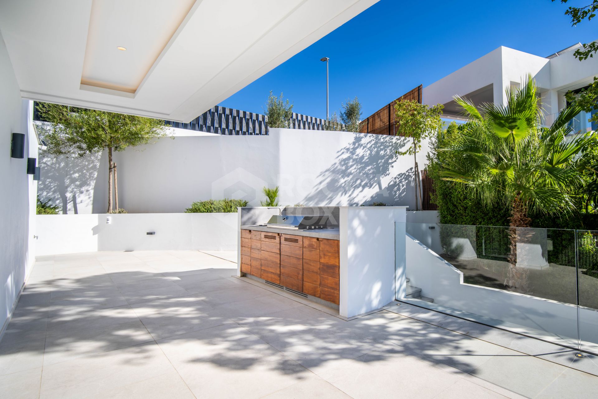 A Super Modern Marvel with Sweeping Panoramic Views in Nueva Andalucía