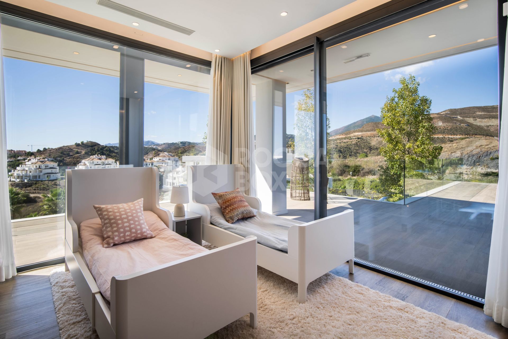 A Super Modern Marvel with Sweeping Panoramic Views in Nueva Andalucía