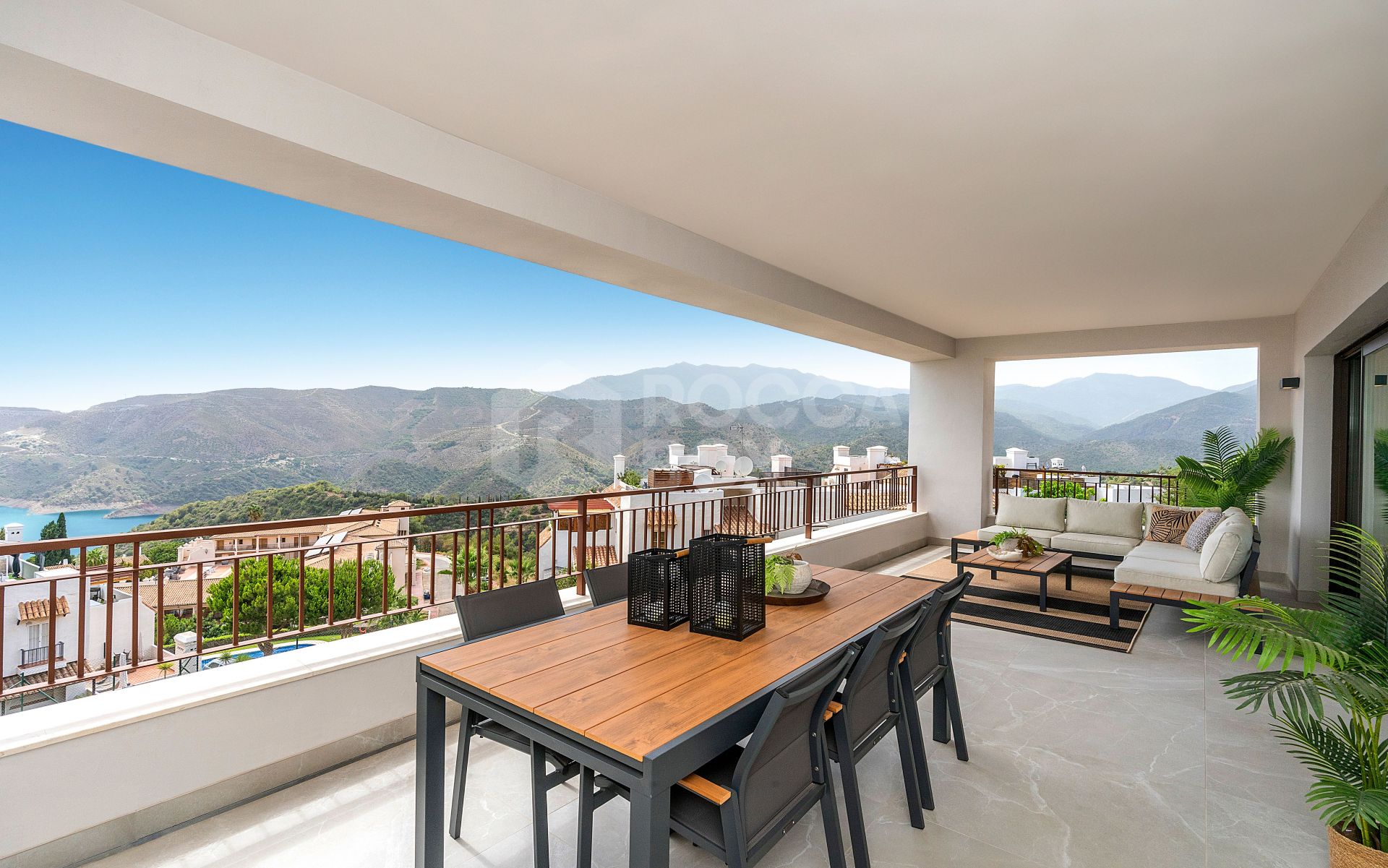 Your dream home ave unobstructed views towards the bay of Marbella, Moroccan coastline and Gibraltar