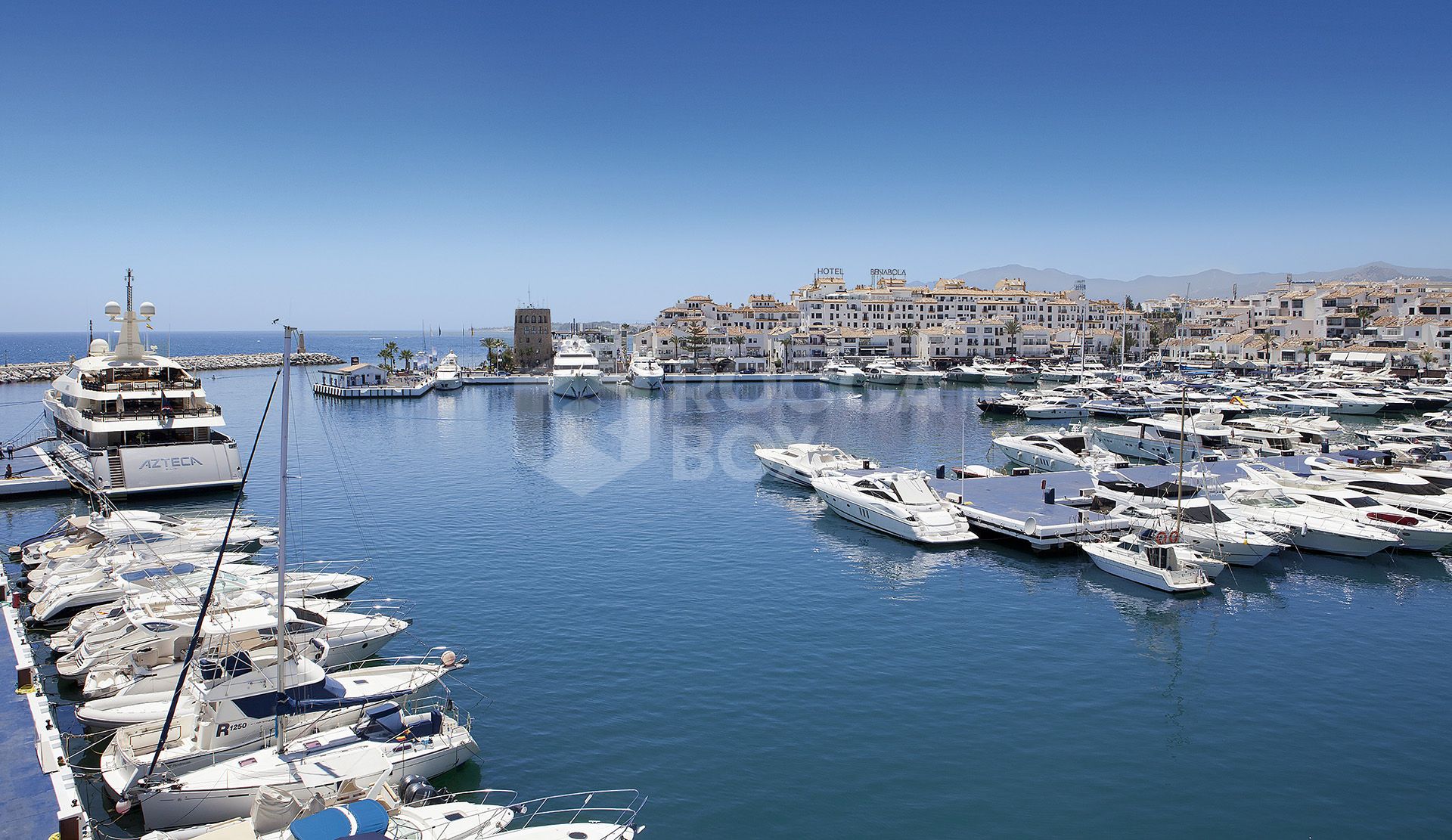 Haven of tranquility with lake views in Nueva Andalucía