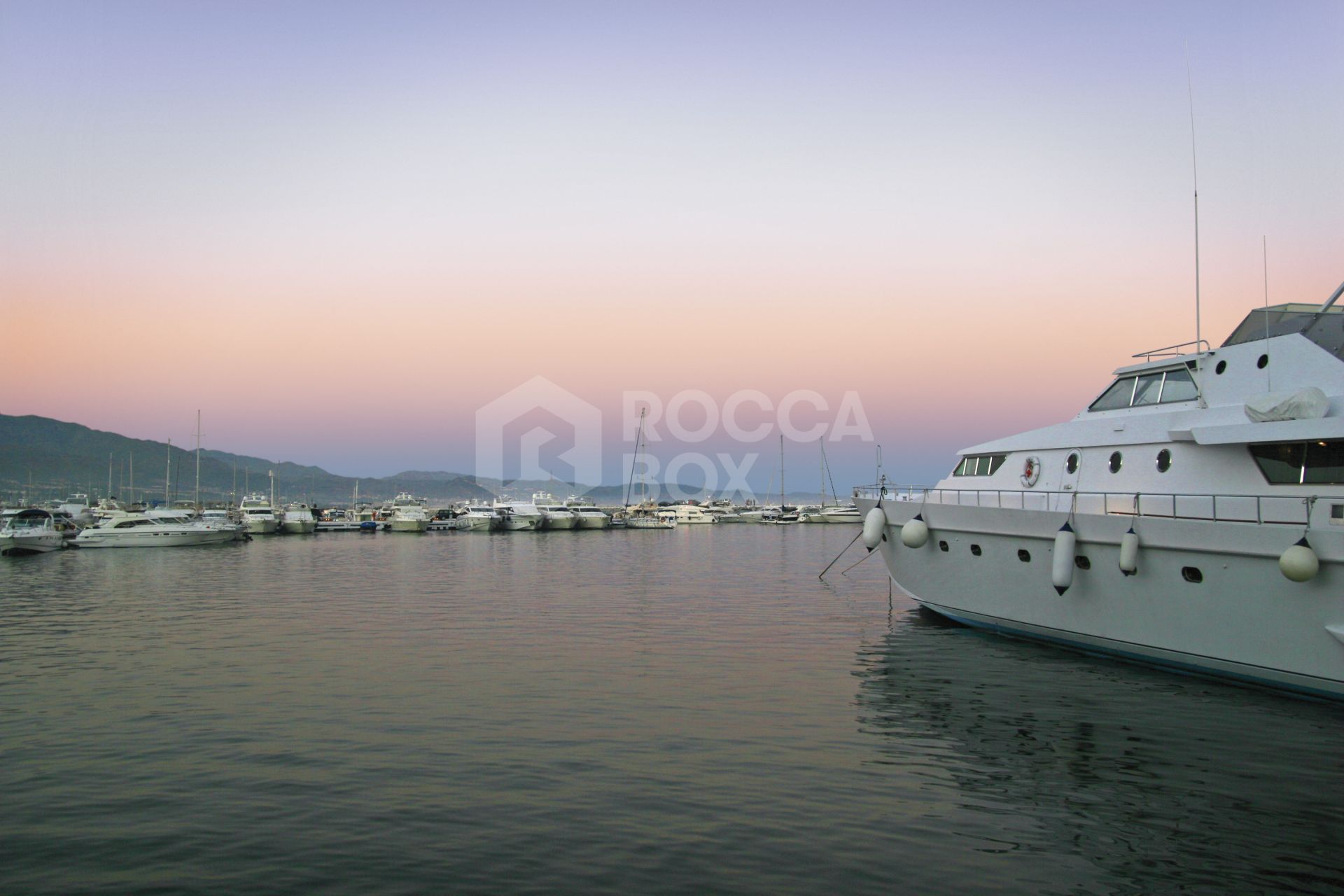Haven of tranquility with lake views in Nueva Andalucía