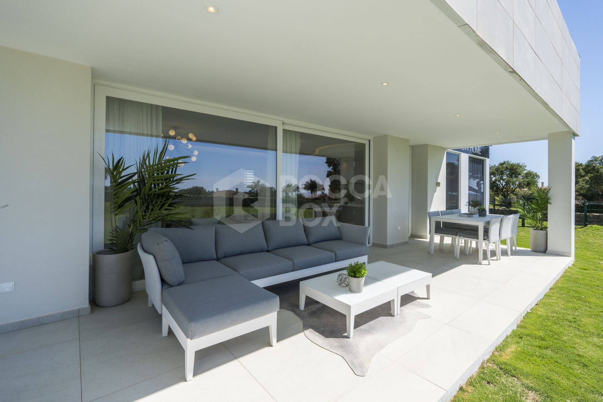 Exquisite apartment with front line golf