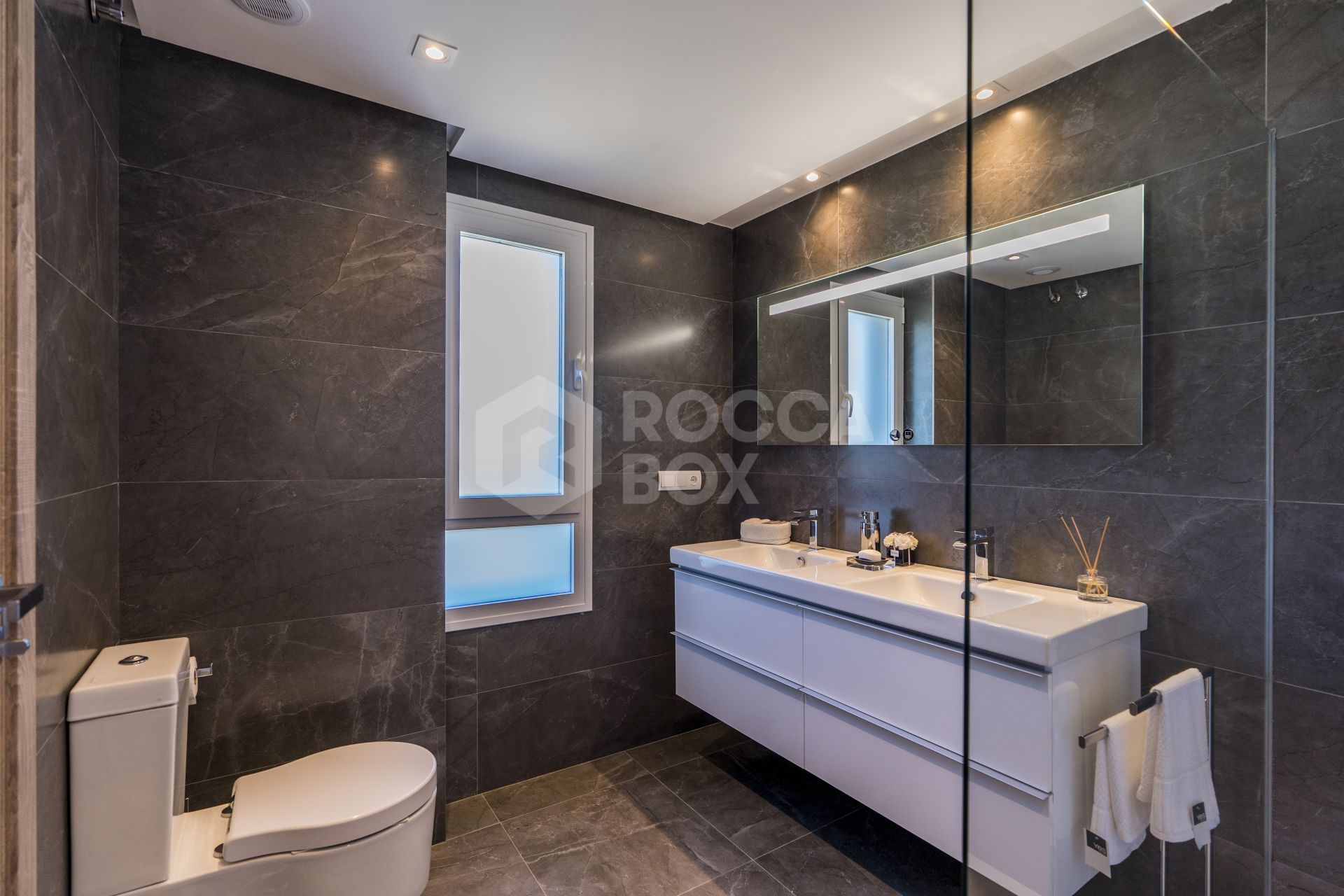 Exquisite apartment with front line golf