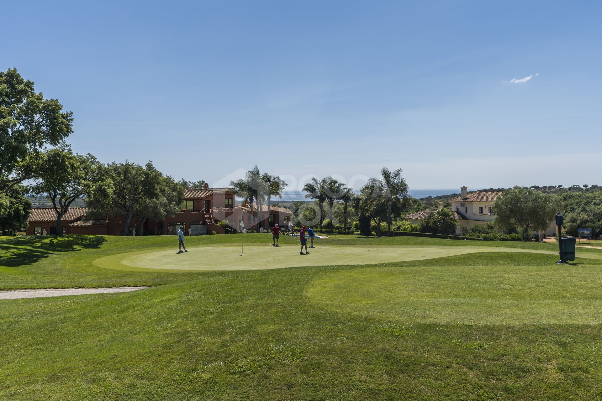 Exquisite apartment with front line golf