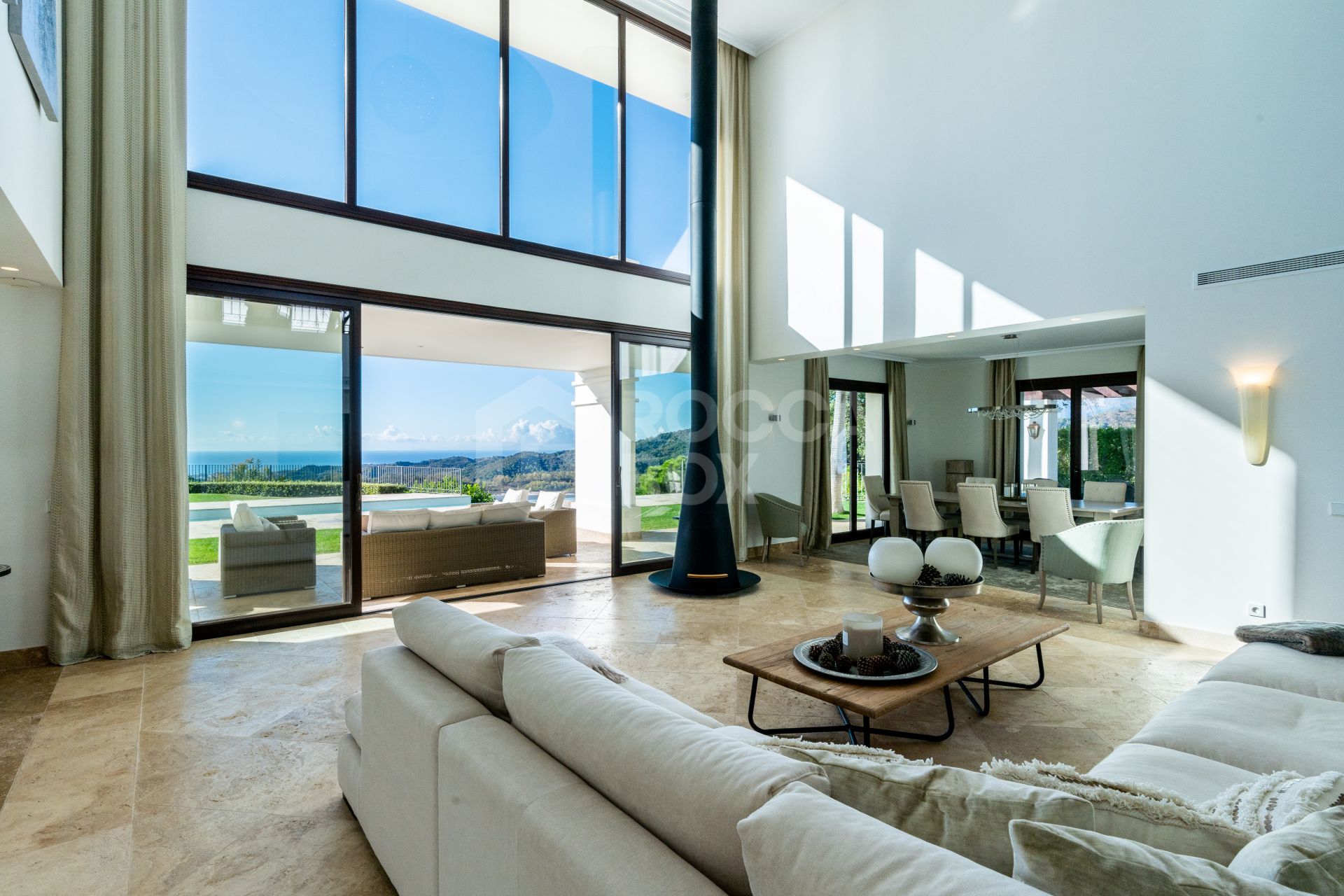 A LUXURIOUS VILLA IN THE SERENE ENCLAVE OF MONTE MAYOR