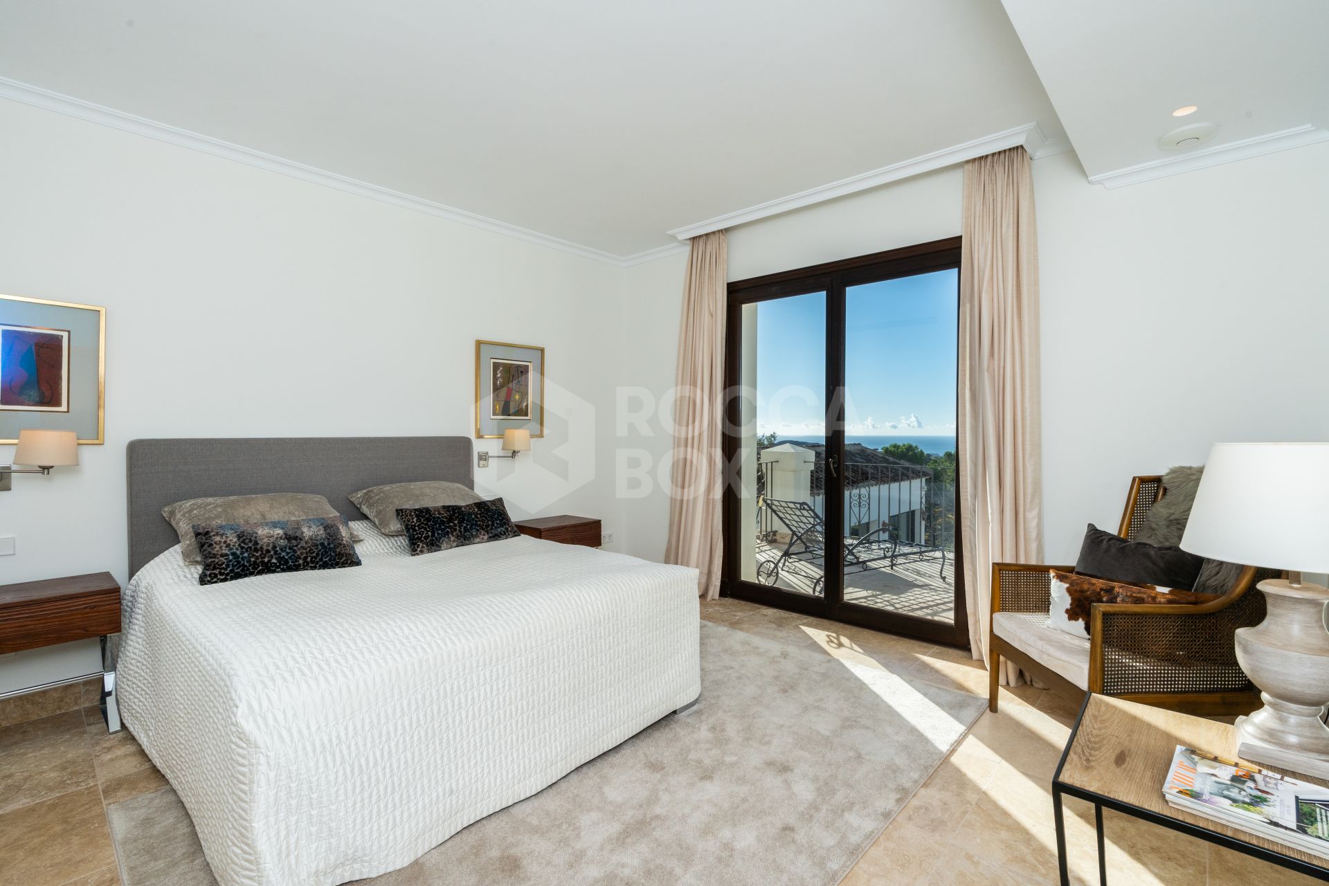 A LUXURIOUS VILLA IN THE SERENE ENCLAVE OF MONTE MAYOR