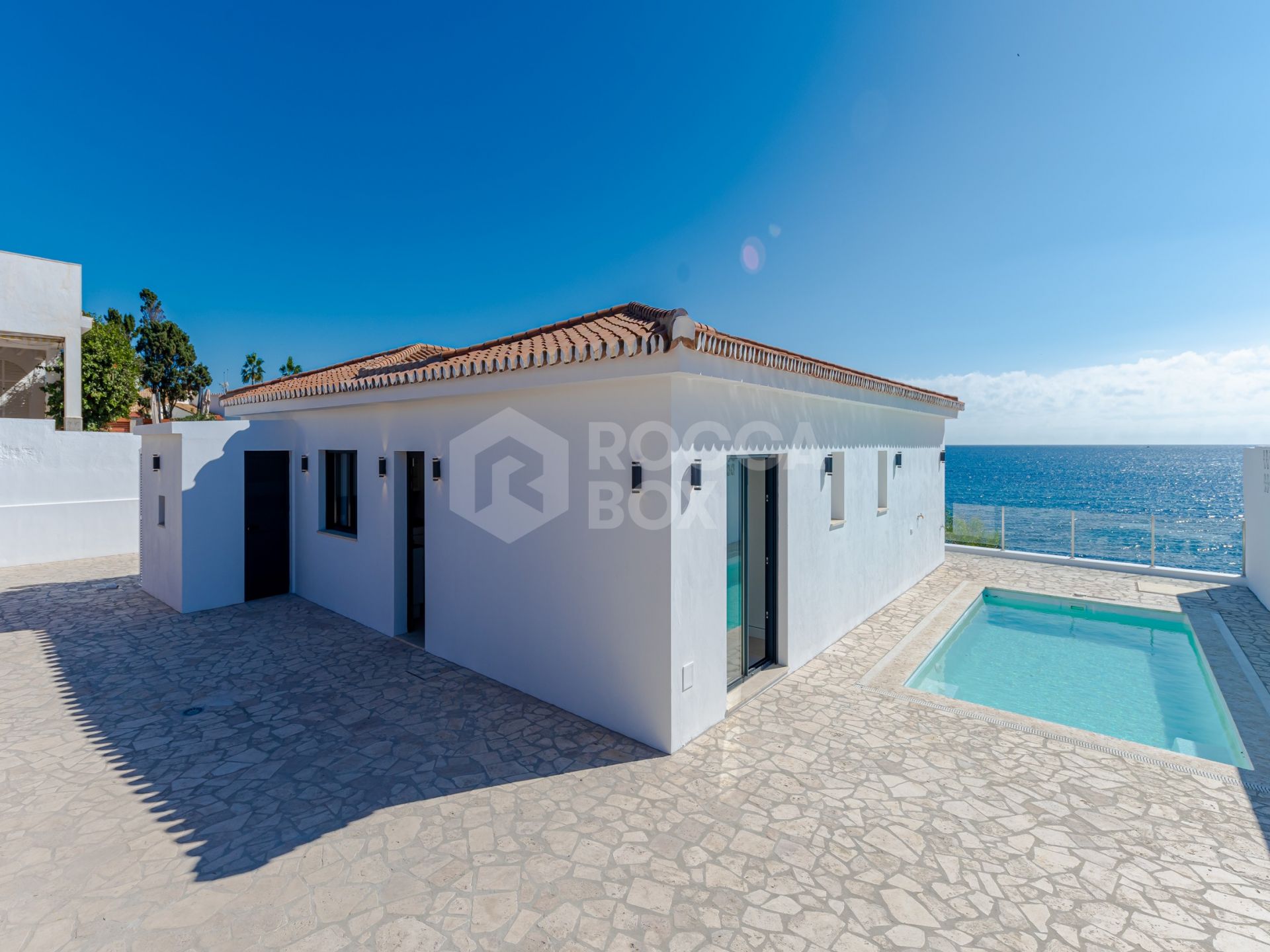 Seaside Bliss: Exquisite Villa with Unobstructed First-Line Sea Views