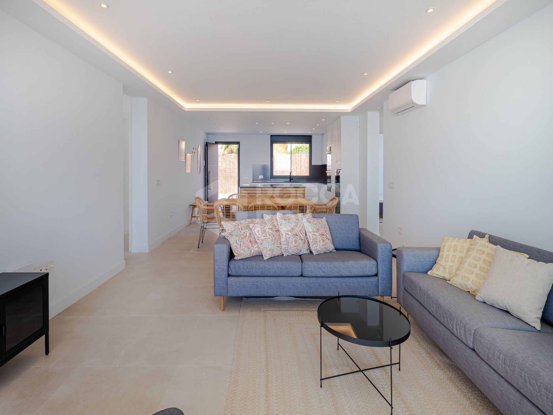 Seaside Bliss: Exquisite Villa with Unobstructed First-Line Sea Views