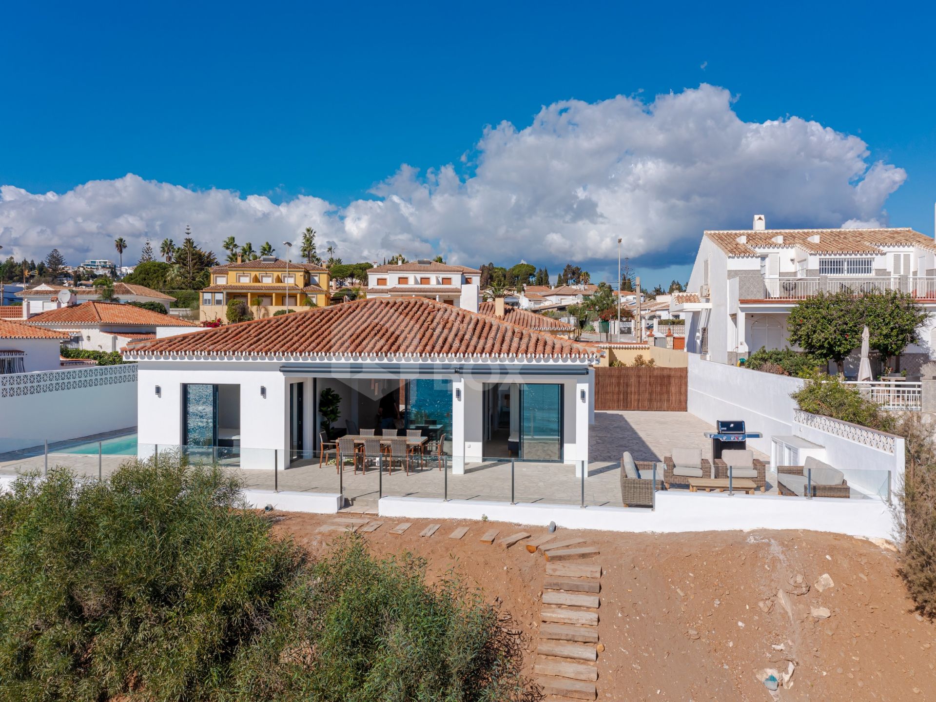 Seaside Bliss: Exquisite Villa with Unobstructed First-Line Sea Views