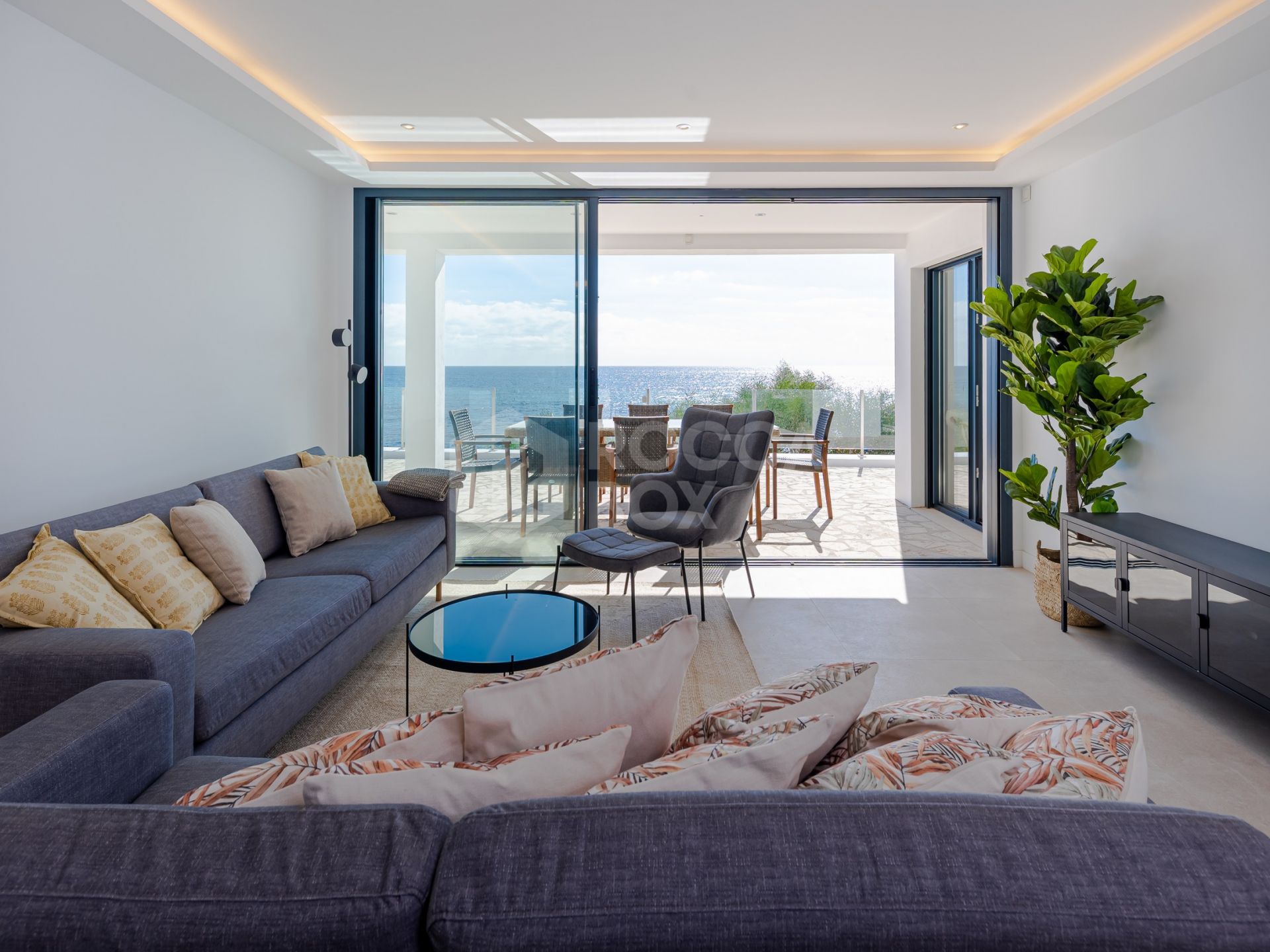 Seaside Bliss: Exquisite Villa with Unobstructed First-Line Sea Views