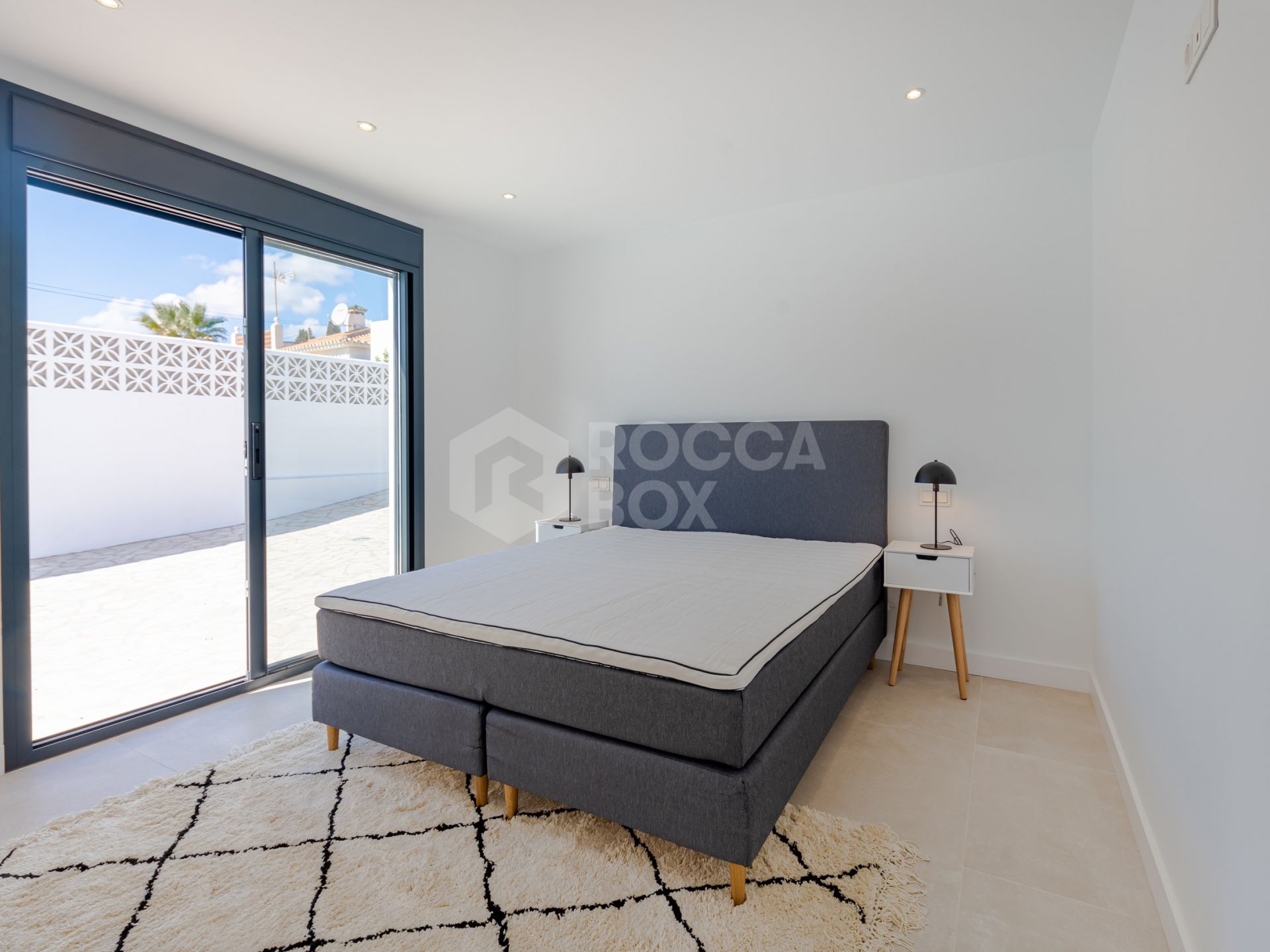 Seaside Bliss: Exquisite Villa with Unobstructed First-Line Sea Views