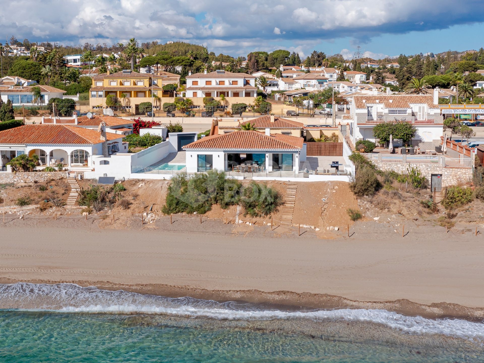 Seaside Bliss: Exquisite Villa with Unobstructed First-Line Sea Views