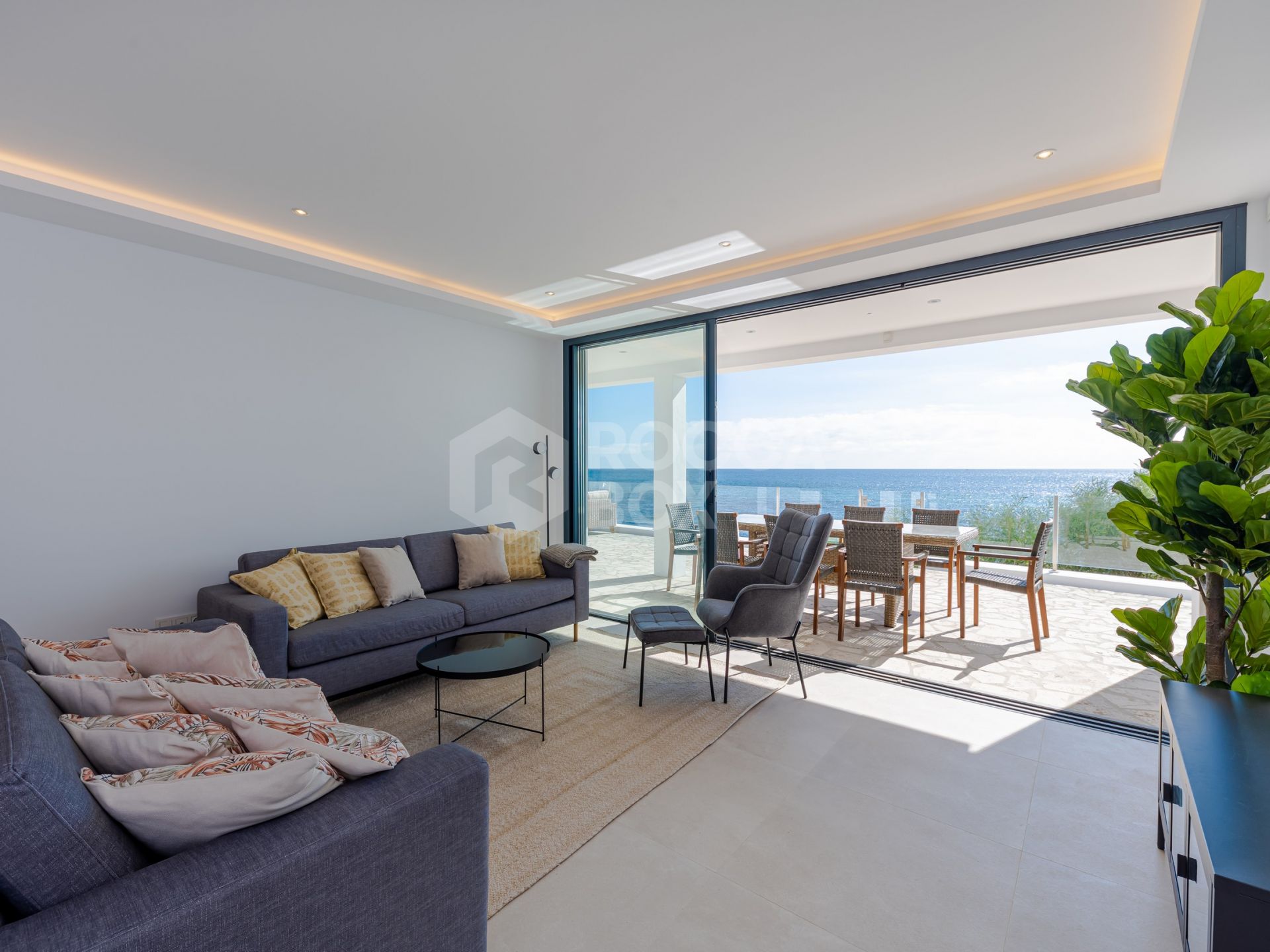 Seaside Bliss: Exquisite Villa with Unobstructed First-Line Sea Views