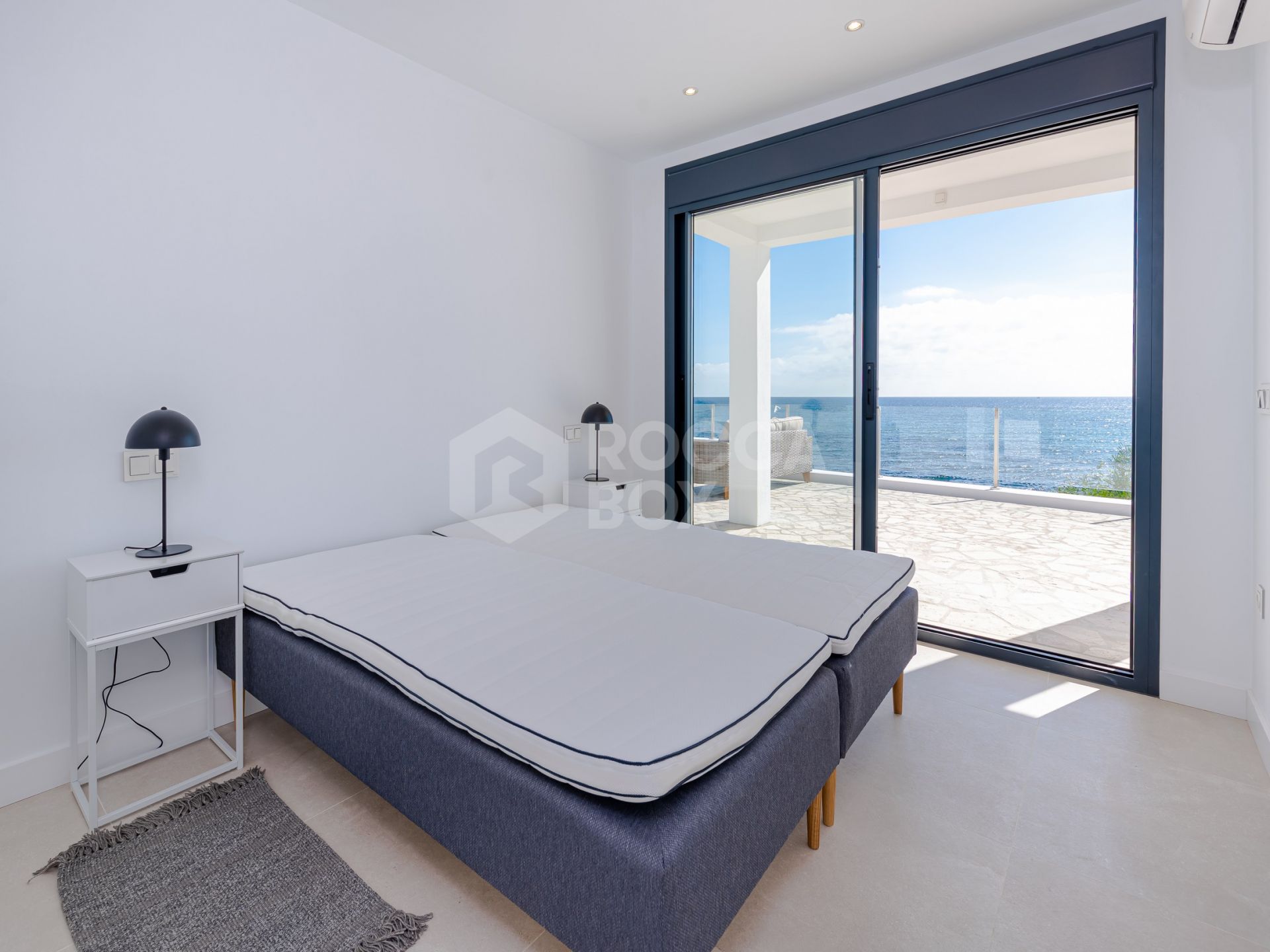 Seaside Bliss: Exquisite Villa with Unobstructed First-Line Sea Views