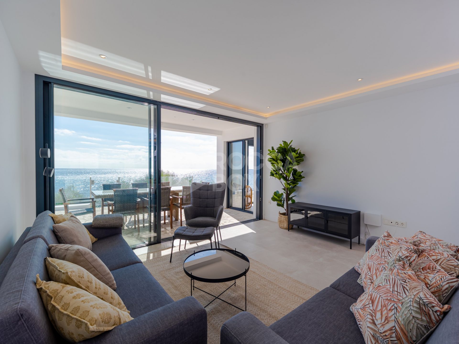 Seaside Bliss: Exquisite Villa with Unobstructed First-Line Sea Views
